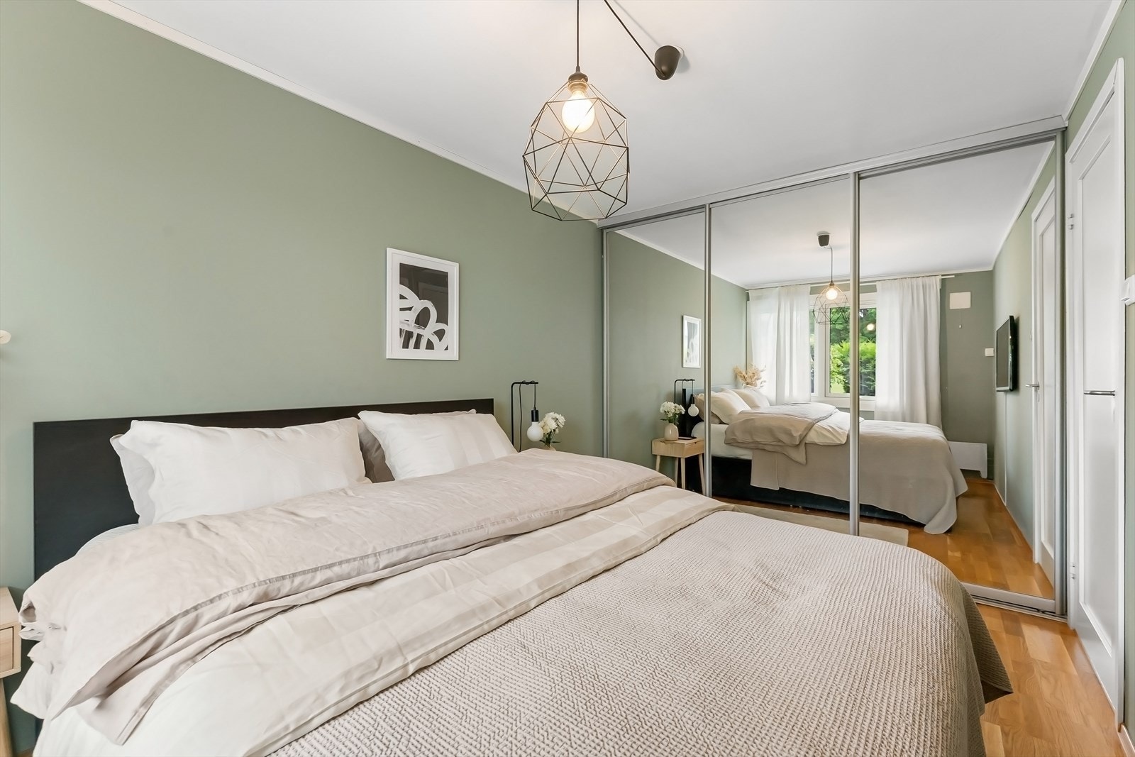 Utsyrt med stor skyvedørsgarderobe som strekker seg langs hele den ene siden av rommet. Galleribilde