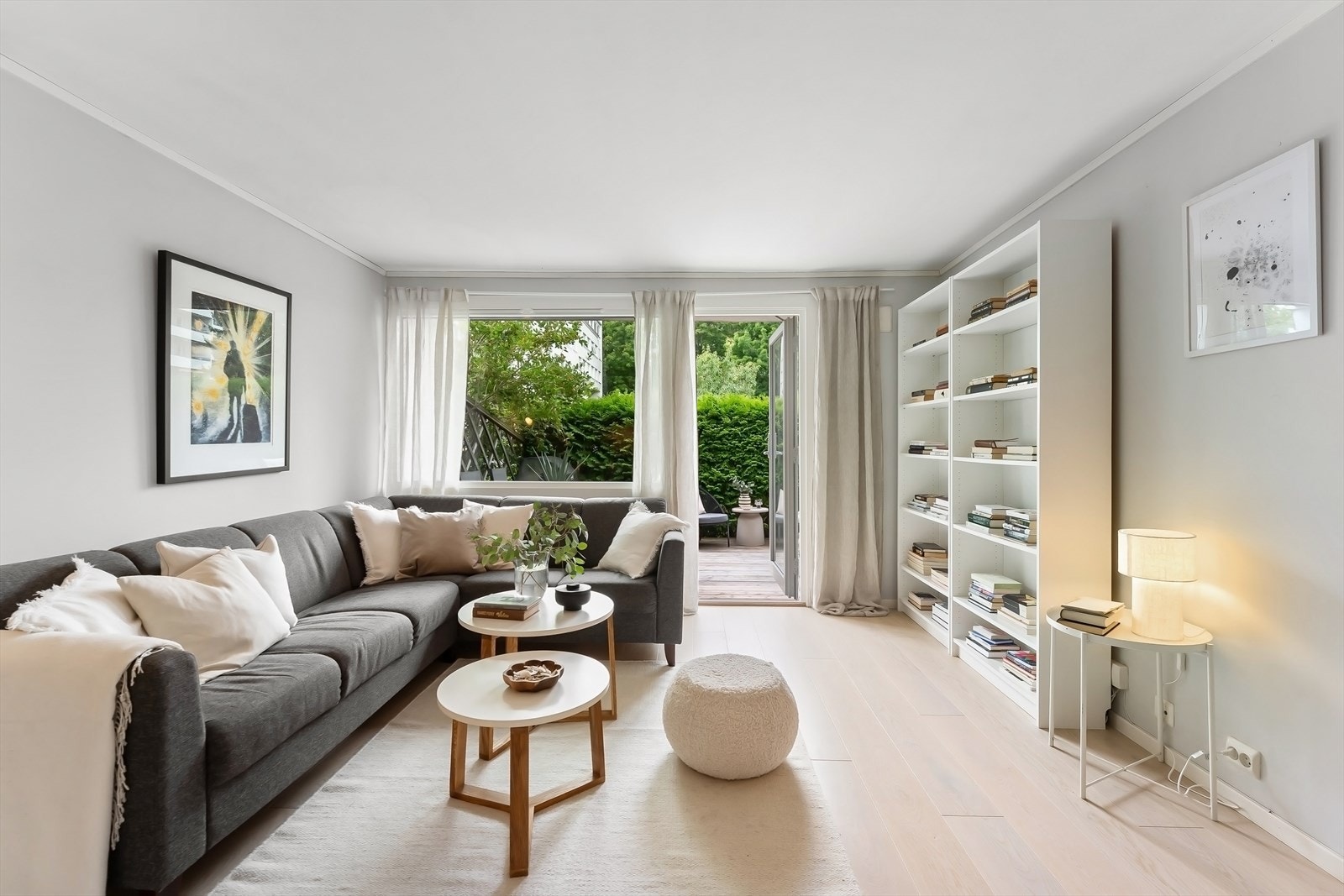 Fra stue er det utgang til stor, solrik markterrasse. Galleribilde