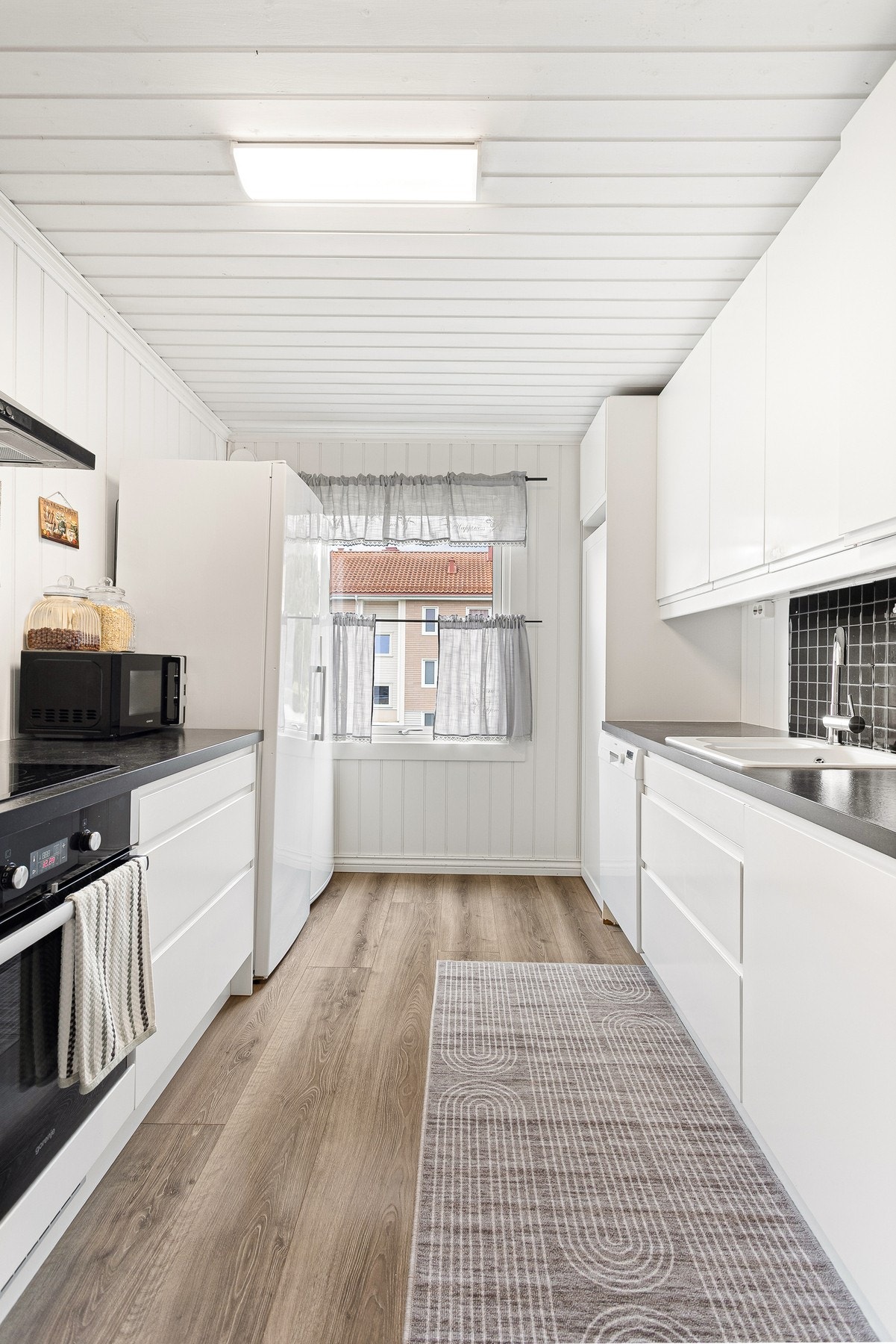 Det er gode løsninger for oppbevaring og benkeplass. Galleribilde