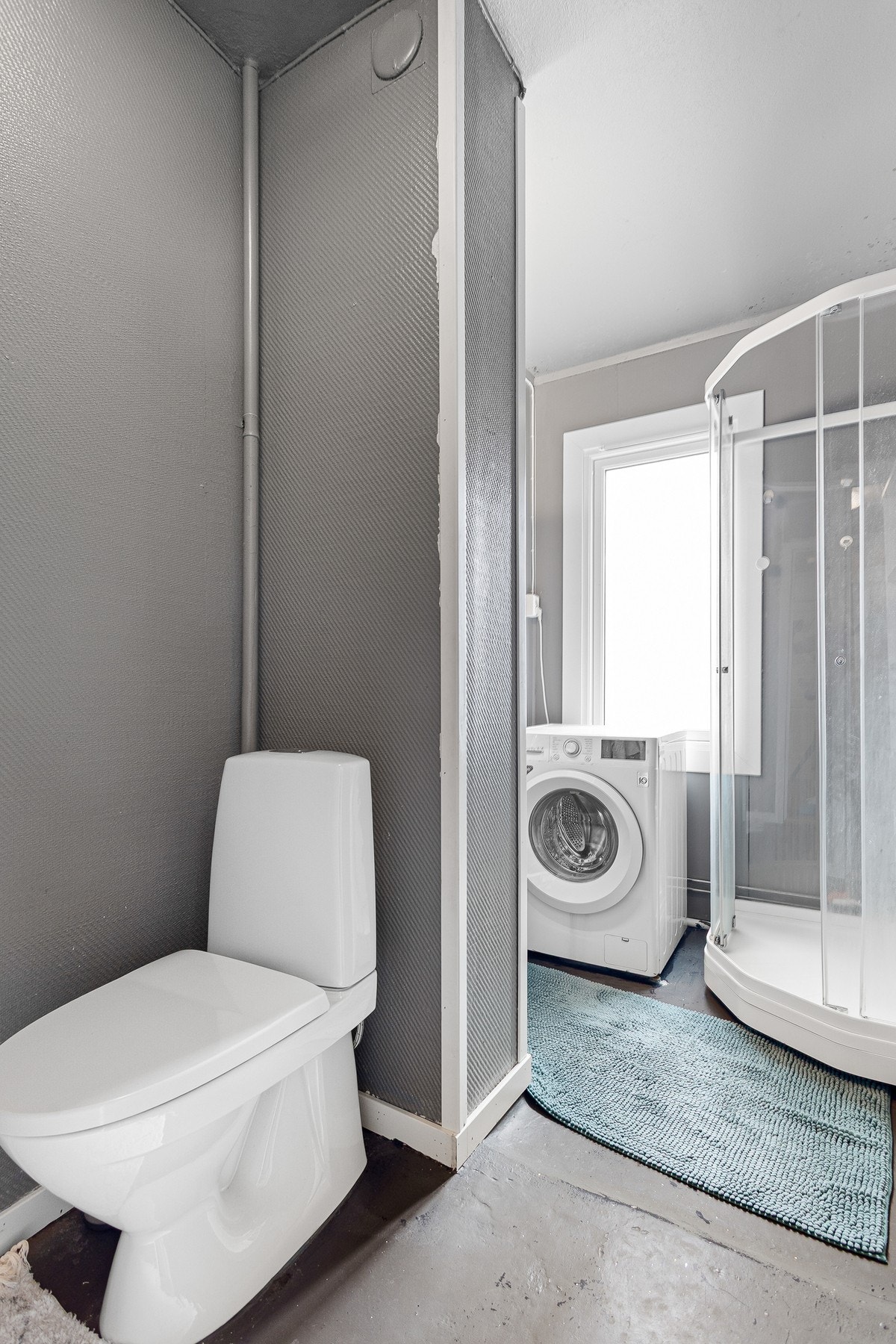 Badet inneholder toalett, servant med skap, dusjkabinett. Galleribilde