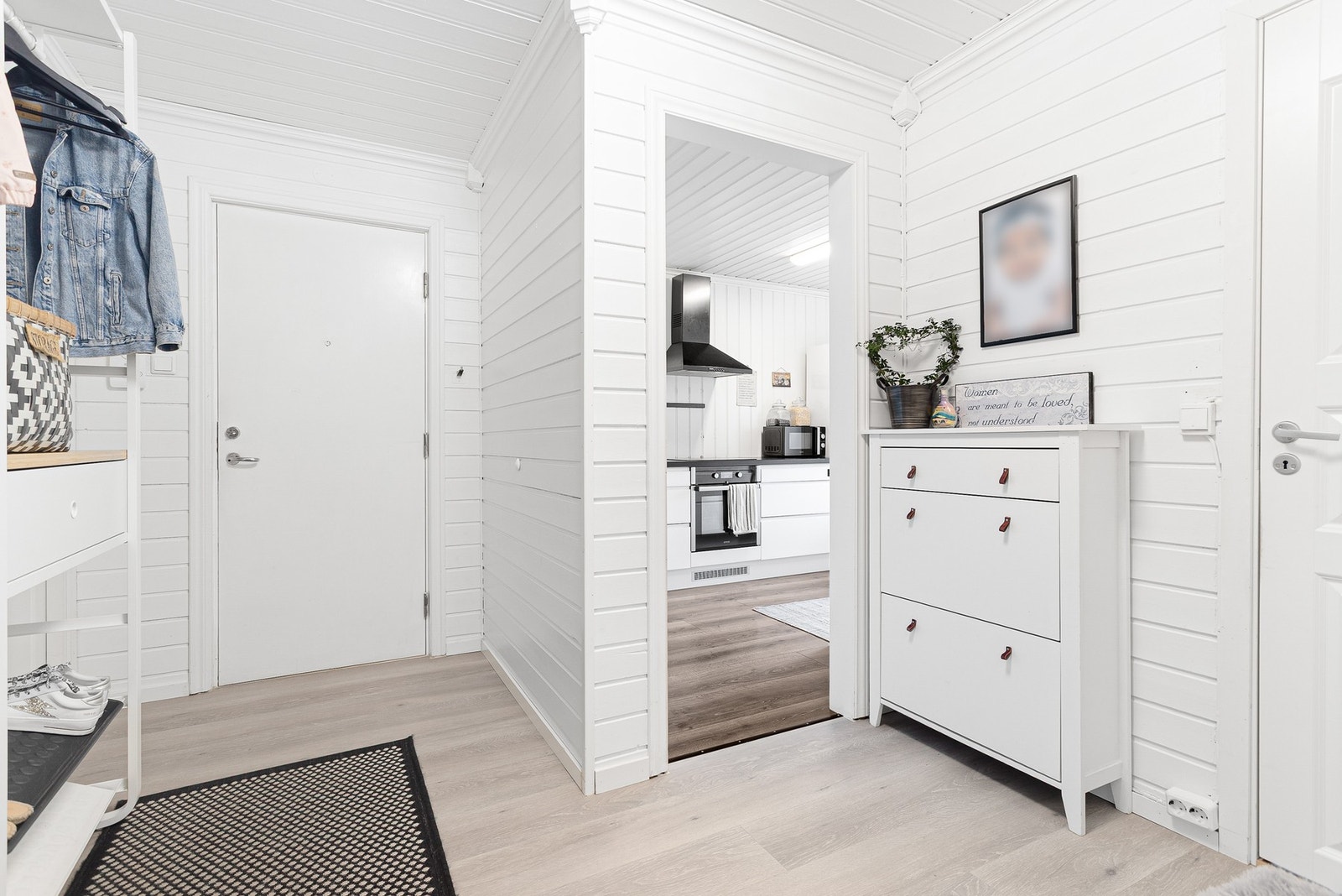 Det er ny hoveddør til bygget med automatisk døråpner. Galleribilde