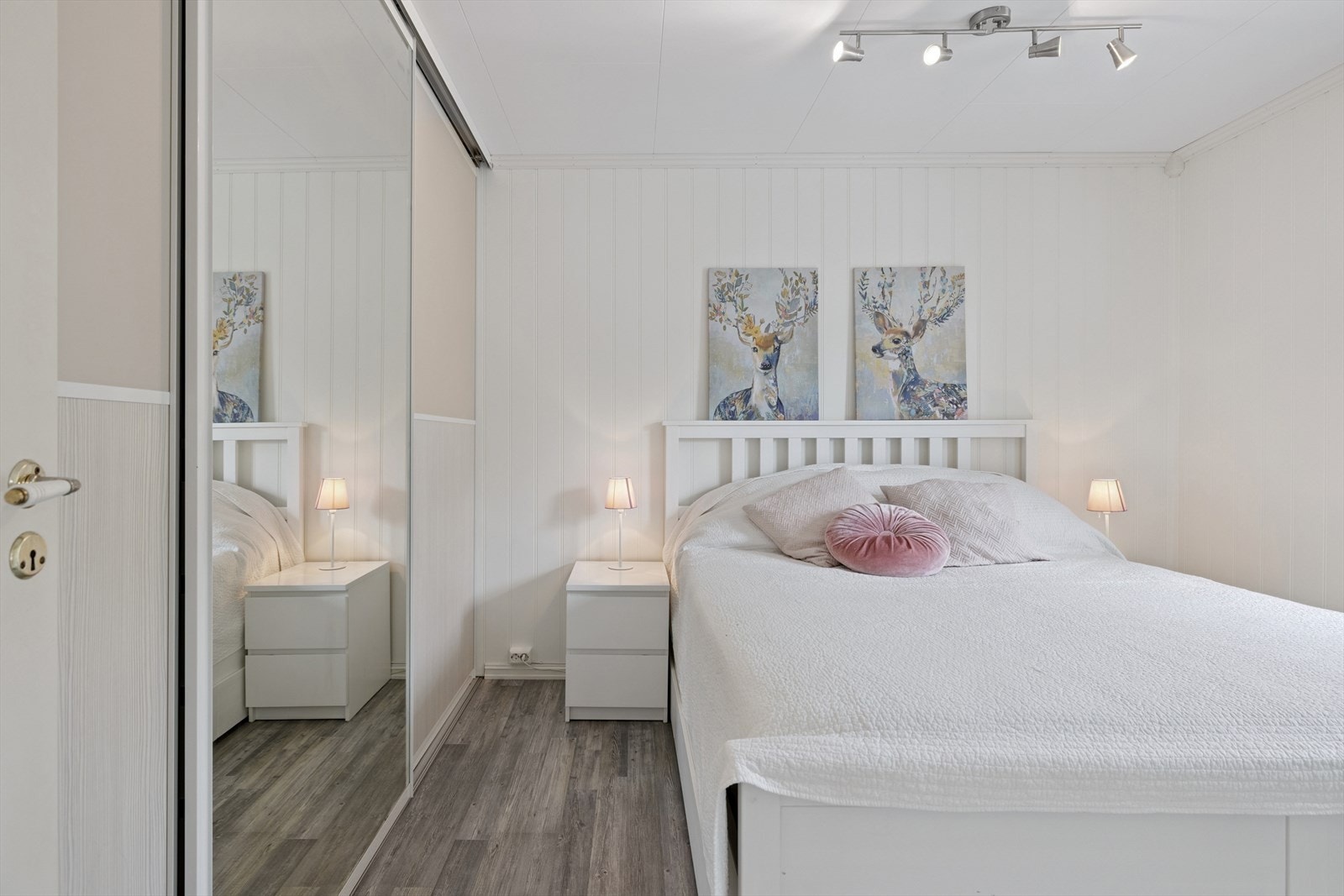 Overflater er malt i nyere tid. Galleribilde