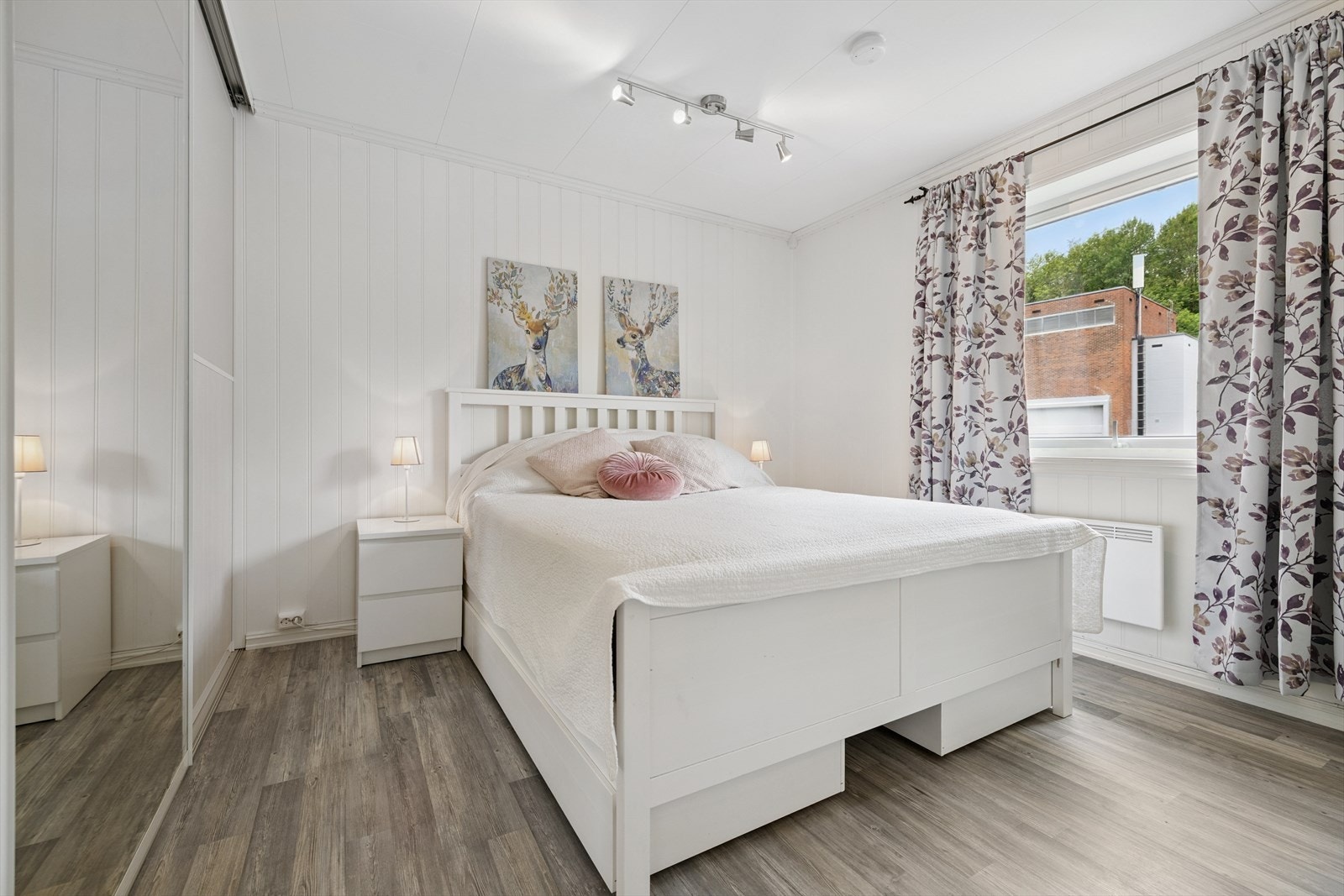 Soverommet i leiligheten er av god størrelse og har rikelig plass til dobbeltseng og nattbord. Galleribilde