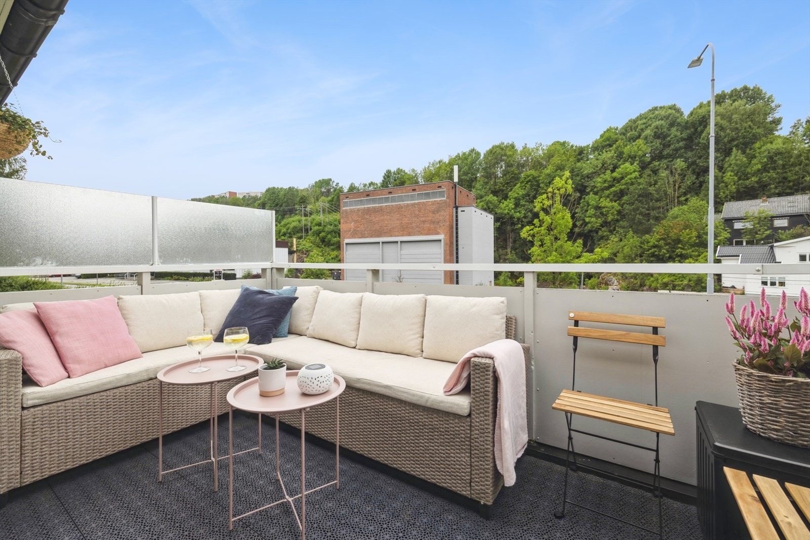 Balkongen har gode solforhold og måler 7kvm. (utvidet i 2001) Galleribilde