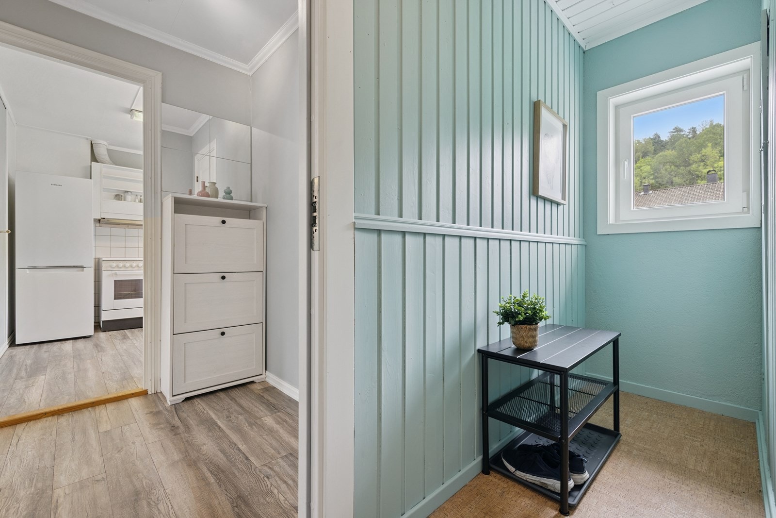 Leiligheten har en praktisk, separat gang for oppbevaring av sko og yttertøy. Galleribilde