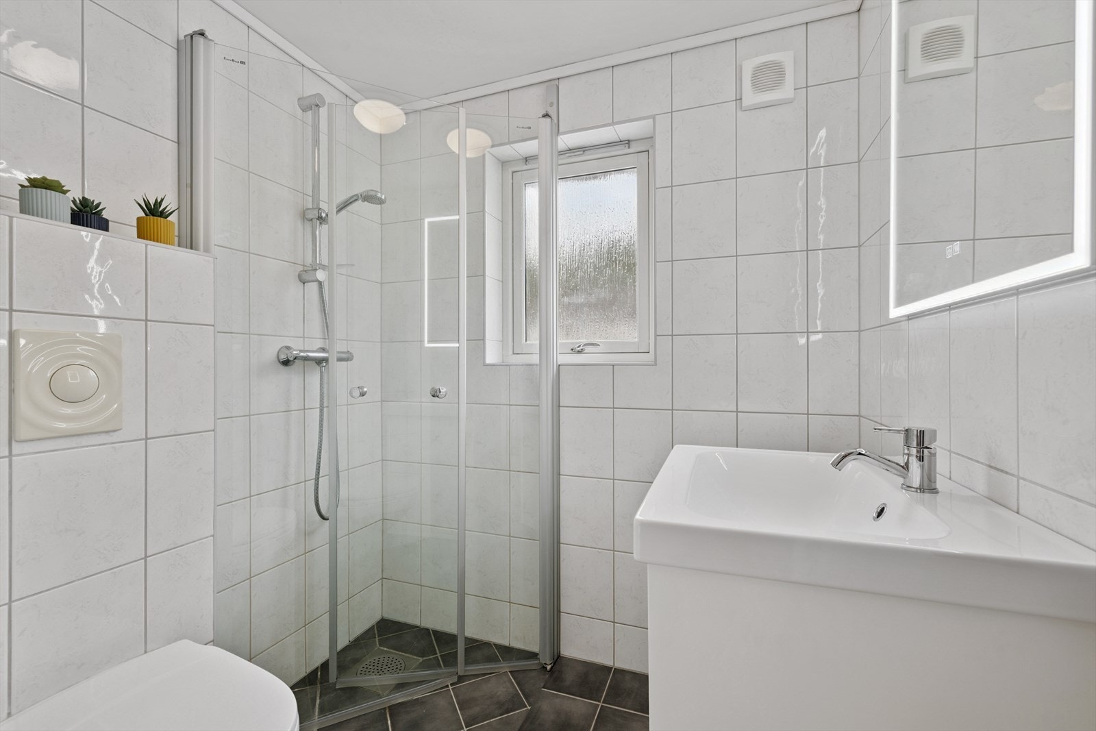 Baderommet ble i 2006 renovert i regi av borettslaget, vask og speil er oppgradert i år (2025) Galleribilde