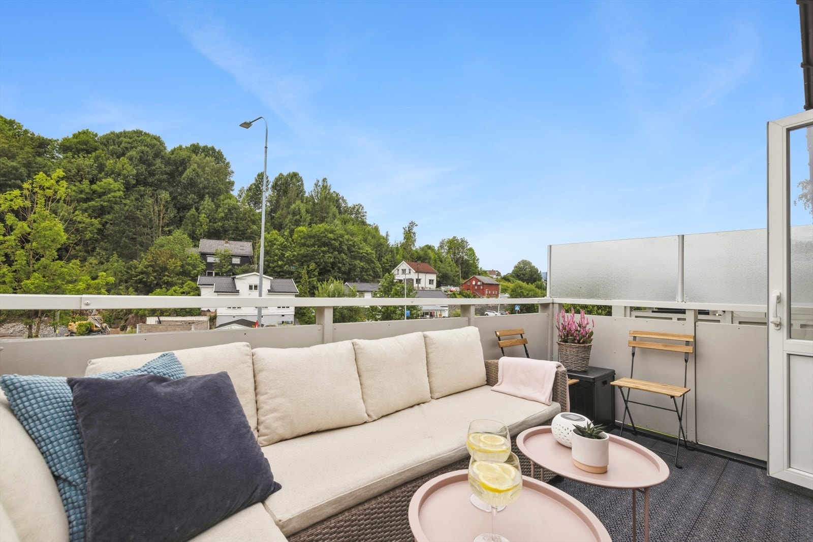 Stor og romslig balkong gir flere møbleringsmuligheter. Galleribilde