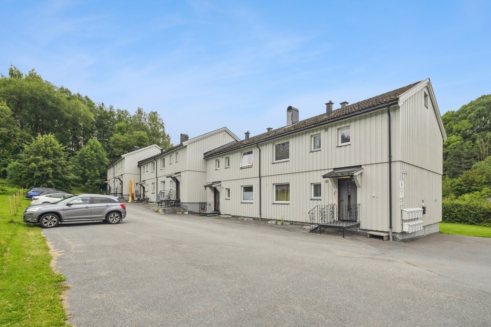 Leiligheten har egen biloppstillingsplass ved inngangen. Galleribilde