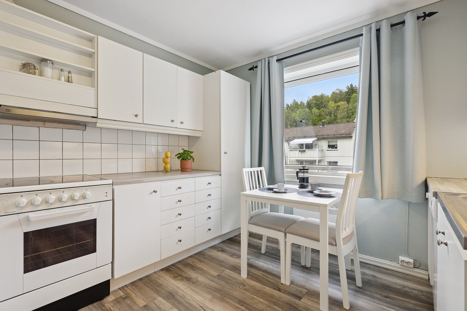 Kjøkkenet er separat fra stuen og gir mulighet for egen spiseplass. Galleribilde