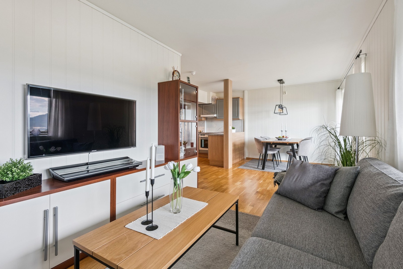 Seksjoner på stue kan medfølge ved interesse. Galleribilde