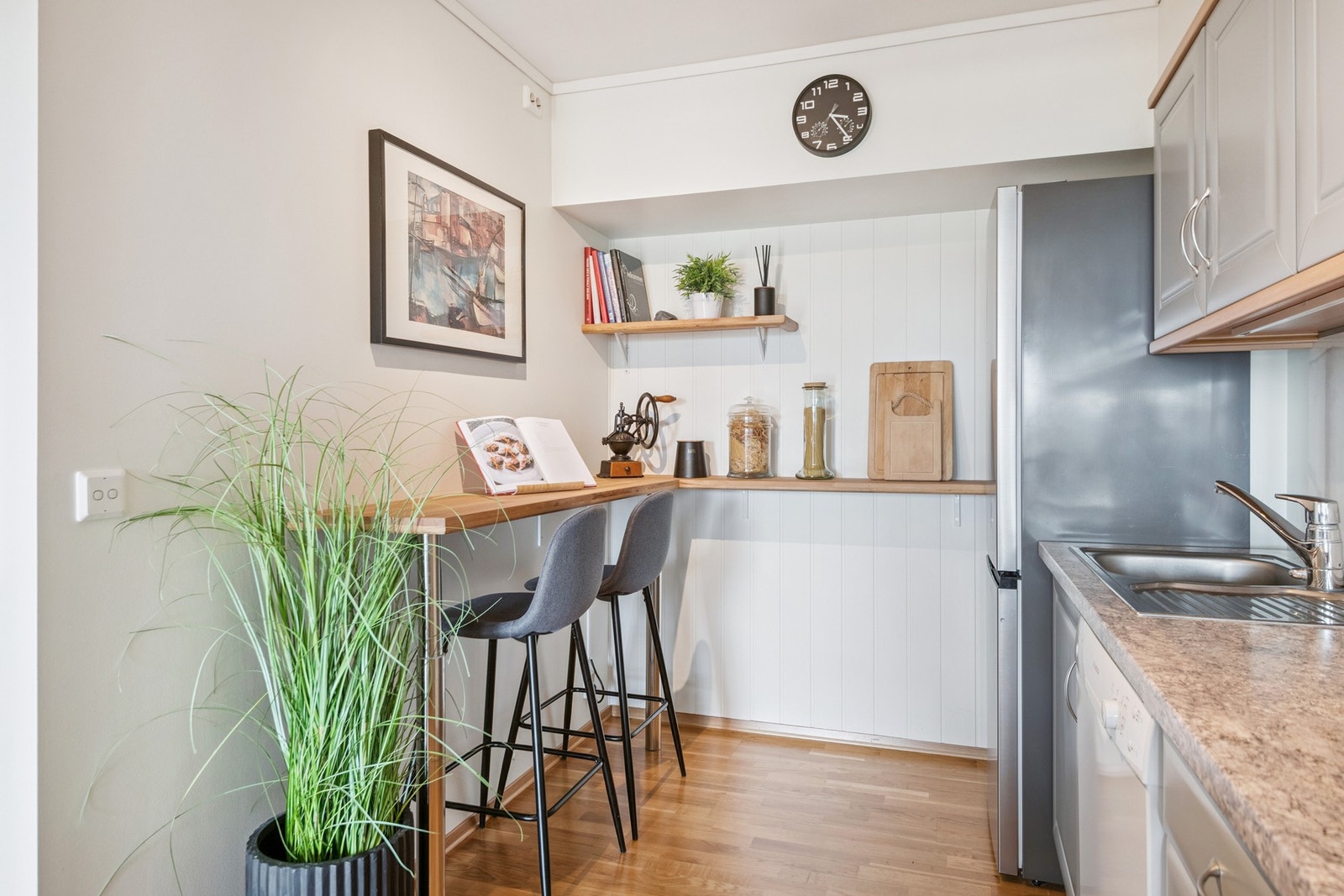 Trivelig barløsning/frokostkrok med stilrene detaljer. Praktisk med pop-up strømsøyle i barløsningen. Galleribilde