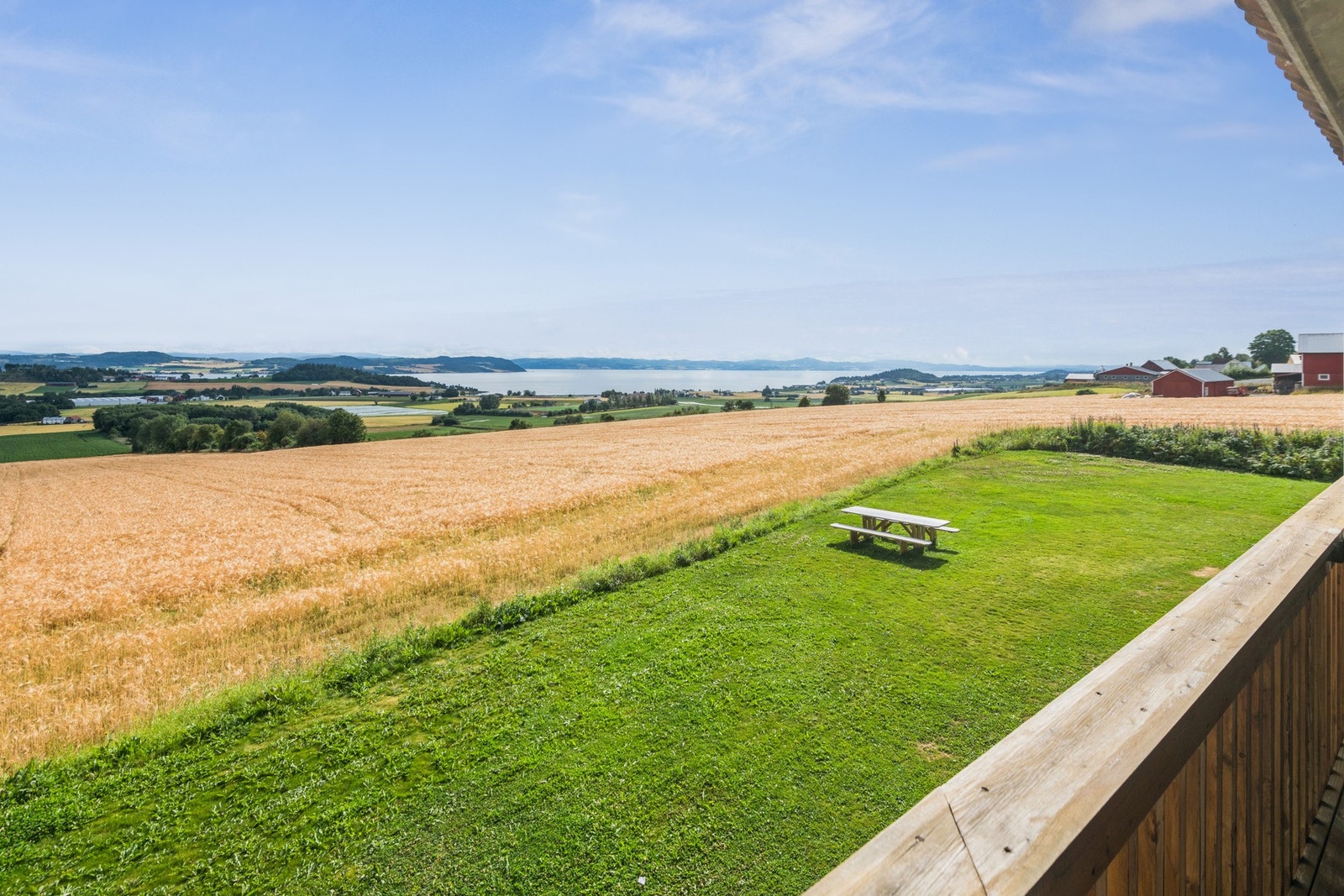 Sameiet har opparbeidet tomt med plen og beplantning. Fantastisk utsikt mot Trondheimsfjorden fra leiligheten. Galleribilde