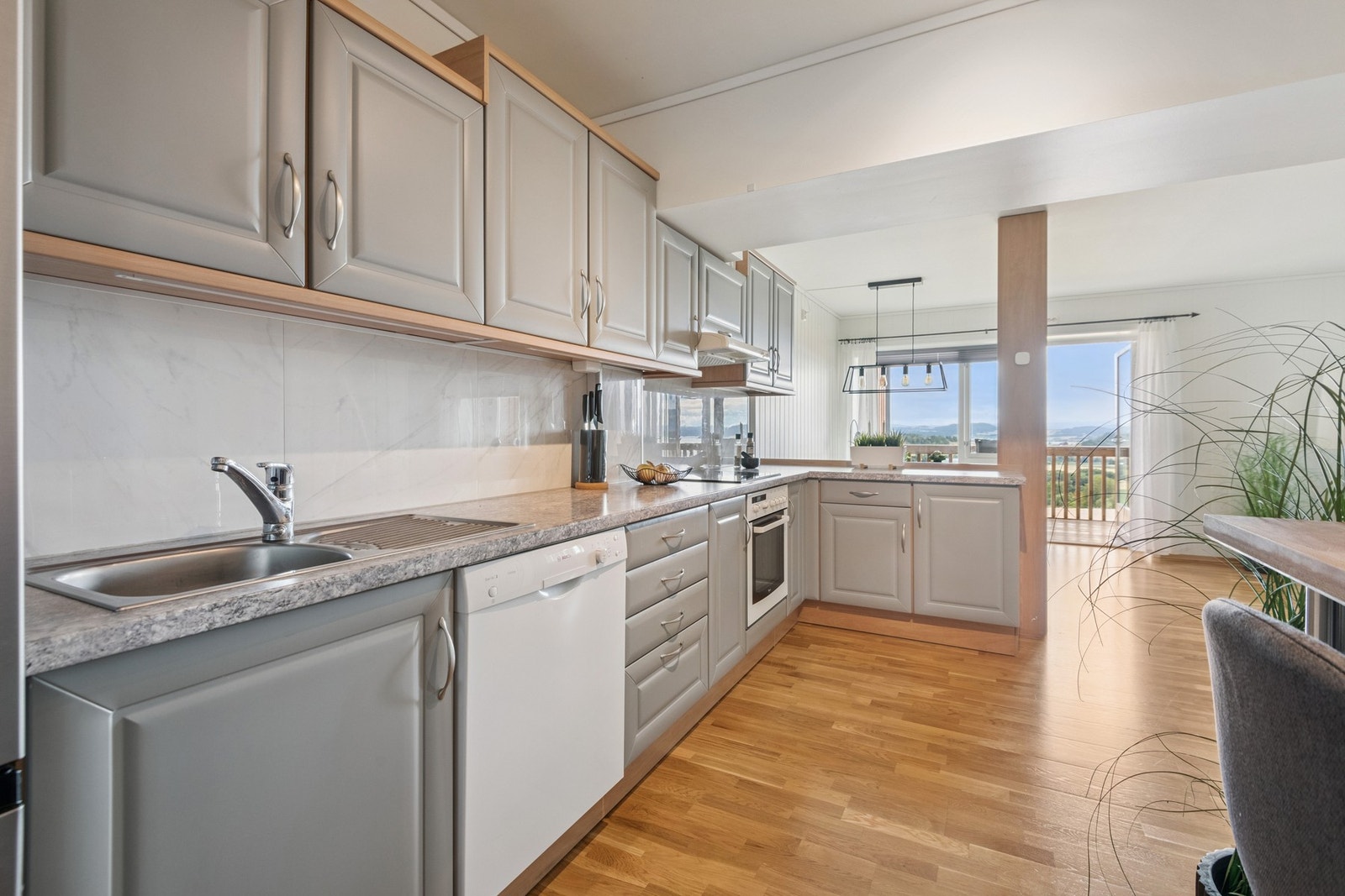 Fra leiligheten er det gangavstand til Frostasenteret med butikk, apotek og café, samt helsetjenester og kommunale tilbud. Galleribilde