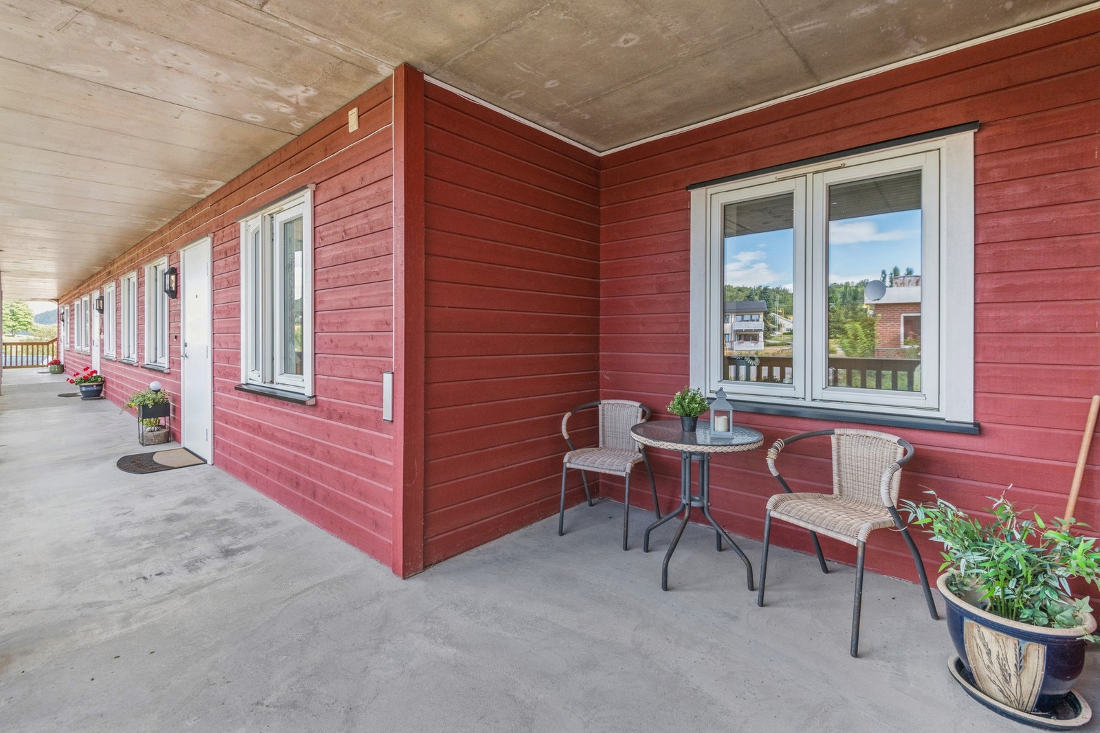 Romslig svalgang ved inngangspartiet - skjermet og trivelig. Galleribilde