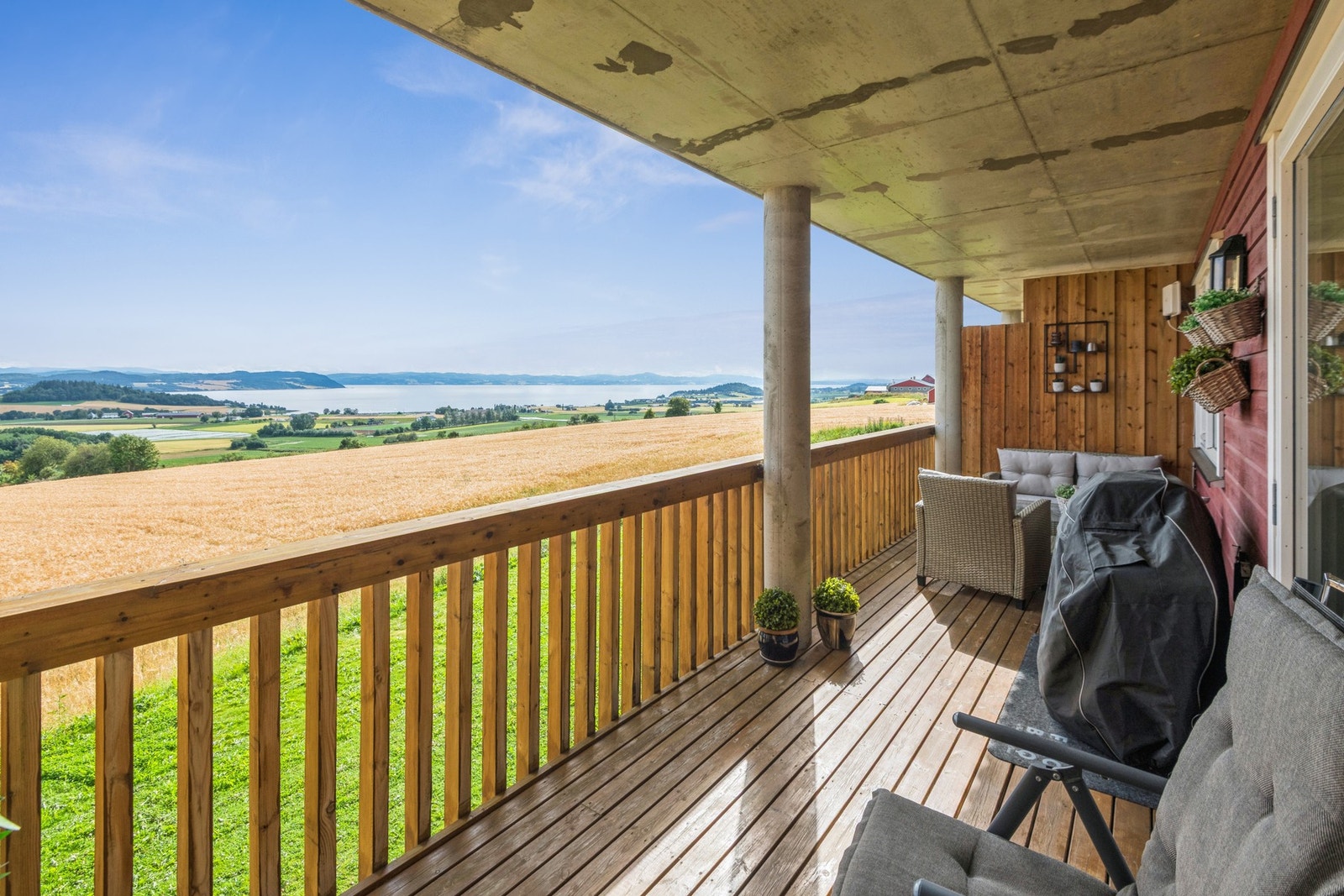 Privat, takoverbygd terrasse med flott utsikt og gode solforhold. Galleribilde