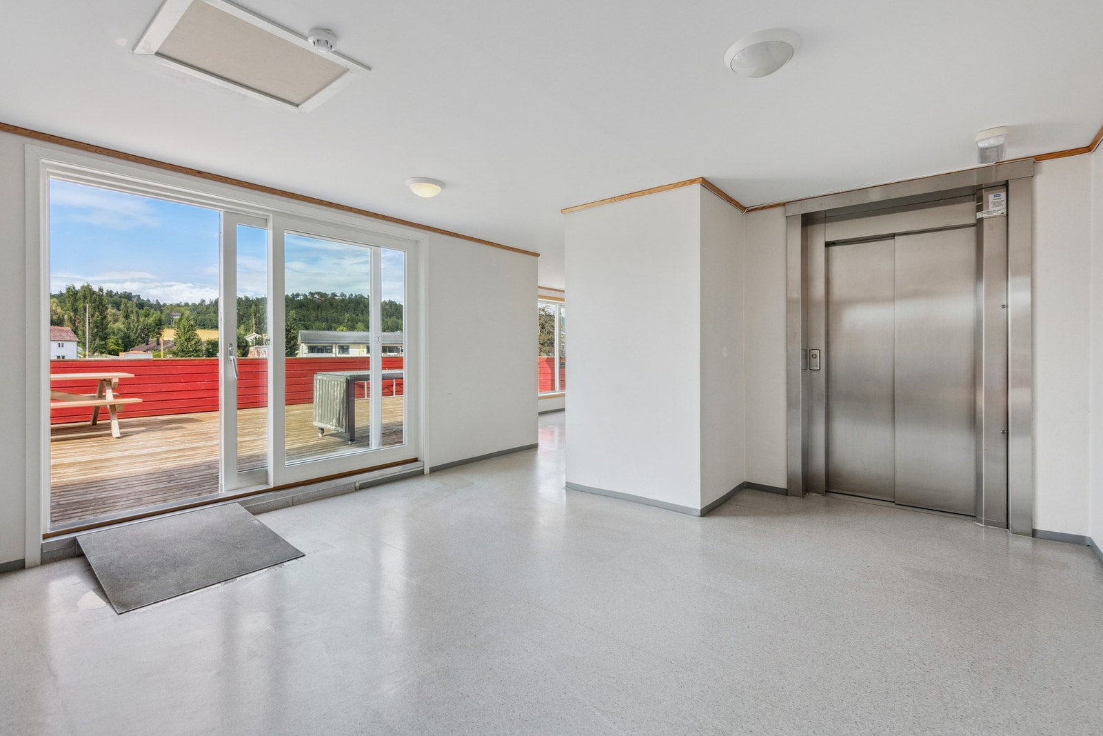 Heis i bygget - enkel adkomst til leiligheten i 2. etasje. Galleribilde