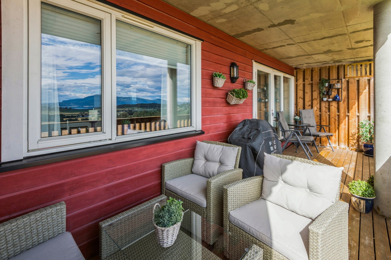 Terrassen er på ca. 13 kvm med god plass til utemøbler og grill. Galleribilde