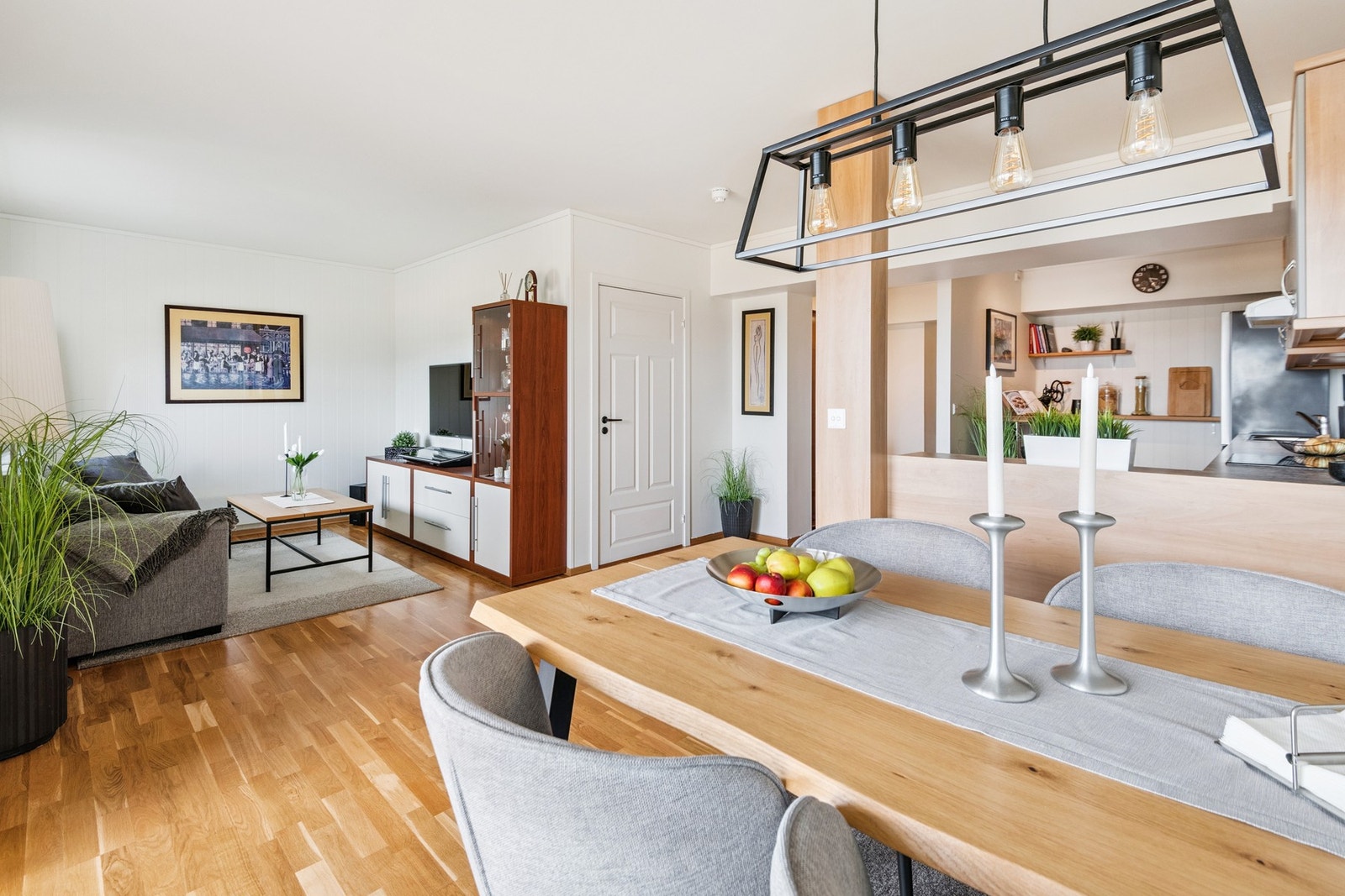 Alle vegger, tak og lister er overflatebehandlet. Galleribilde