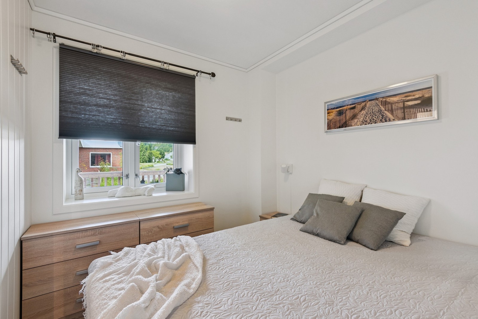 Soverom med plass til dobbeltseng og oppbevaringsmøbel. Galleribilde