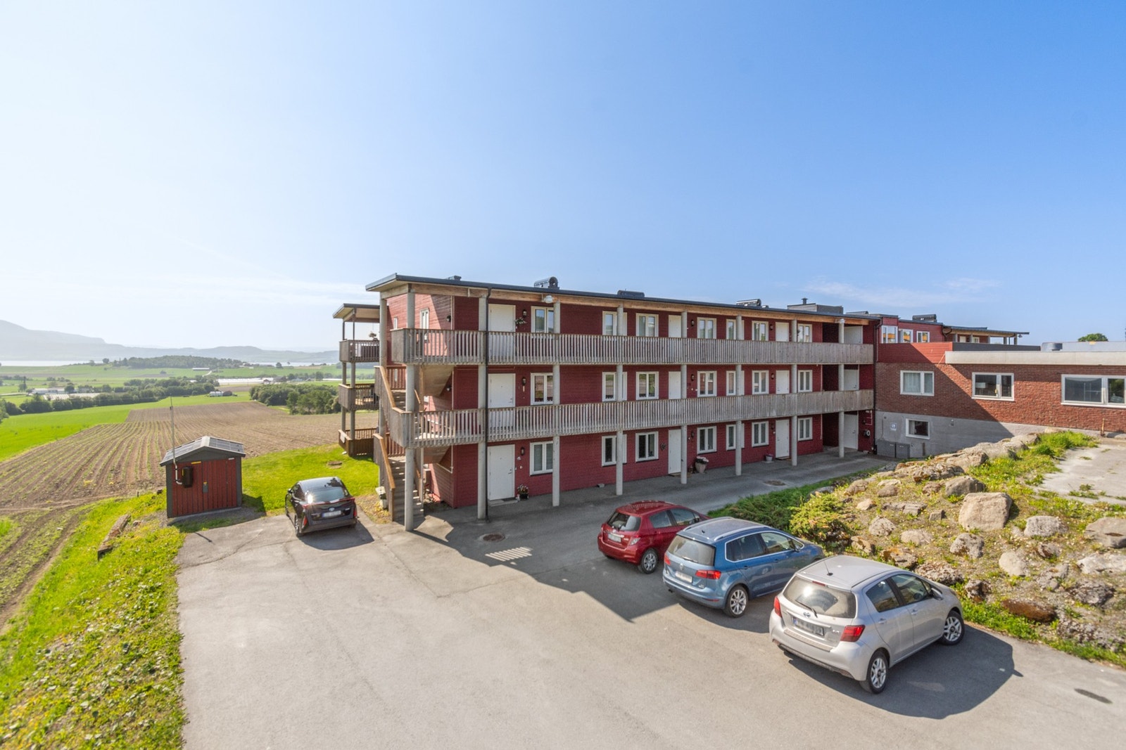 Parkering på felles oppstillingsplass - enkelt og praktisk. Galleribilde