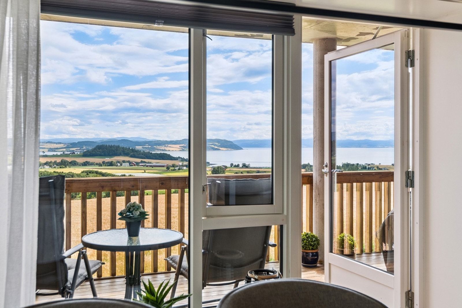 Romslig stue med store vindusflater og naturlig lysinnslipp. Galleribilde