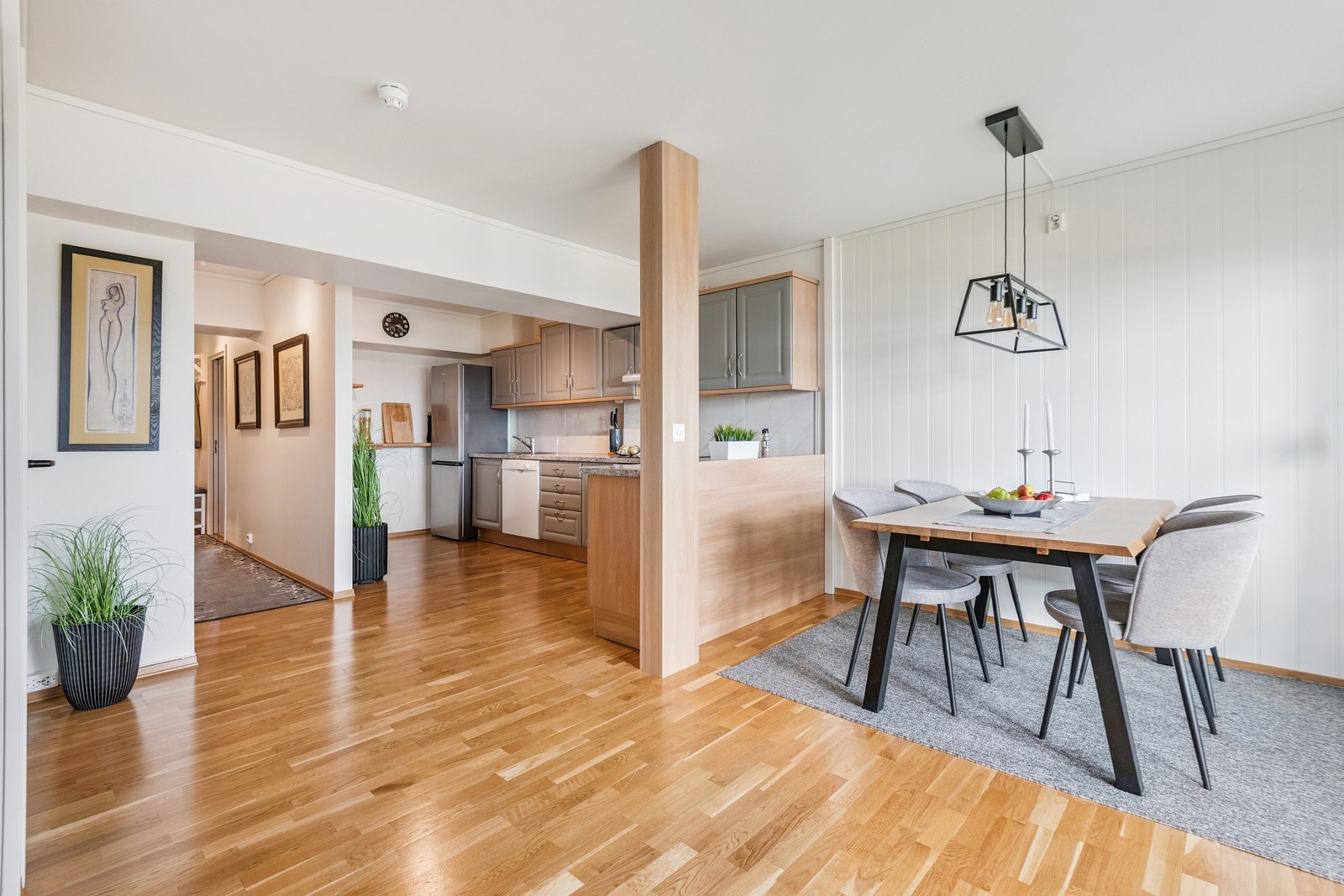 Fronter er lakkert på begge sider i 2022. Det er lagt flott flis med marmormønster mellom benkeskap og veggskap. Galleribilde