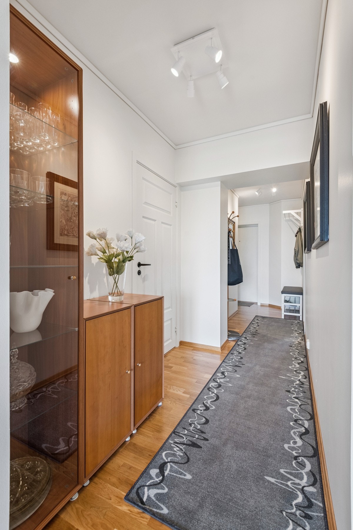 Romslig gang med god plass til oppbevaringsmøbel. Galleribilde