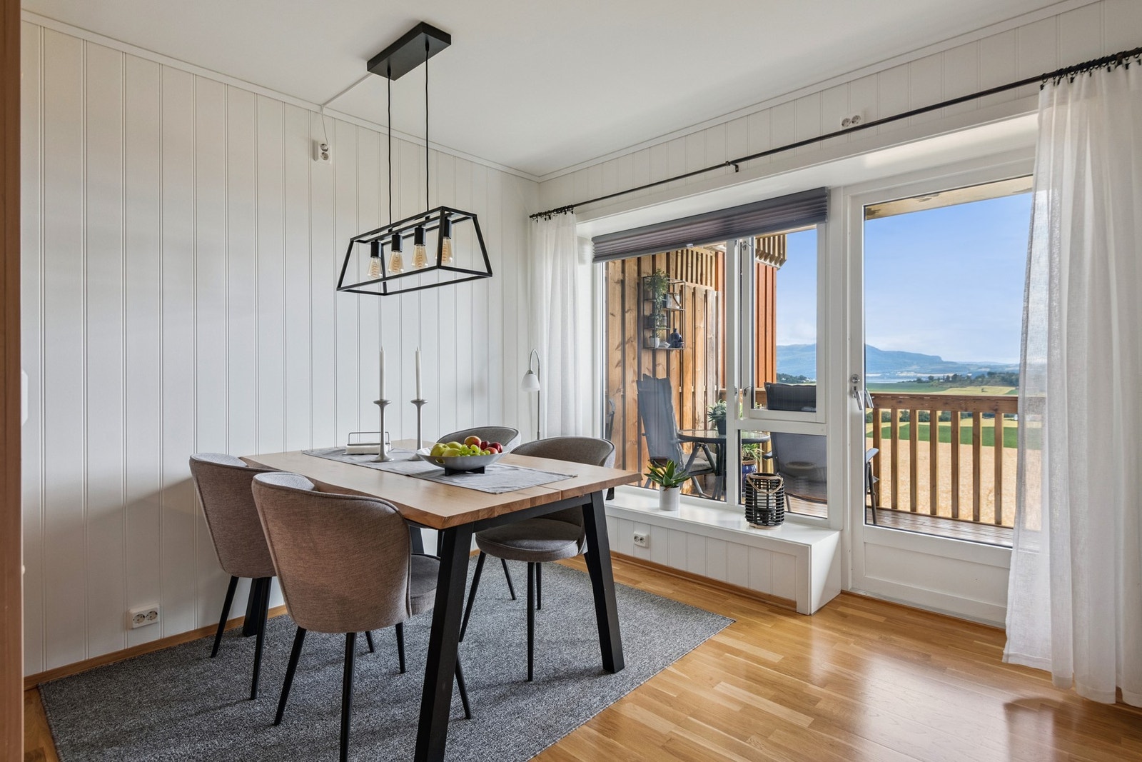 Ved kjøkkenet er det god plass til spisegruppe. Galleribilde