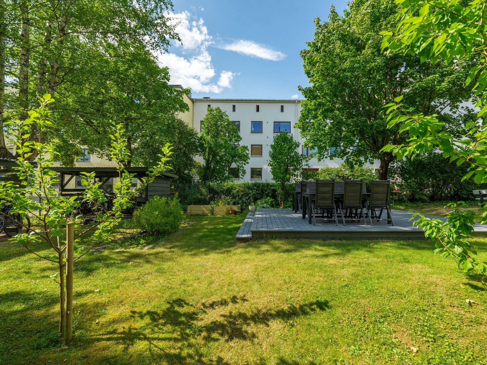 Bakgården er både grønn og frodig. Det er også hyggelige sittegrupper til glede for beboerne. Galleribilde