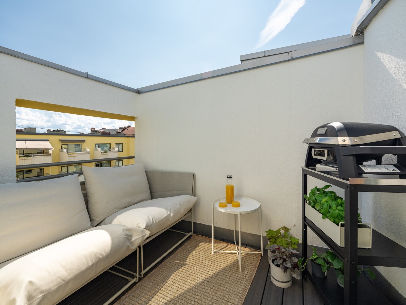 Her kan du sitte og nyte sola fra ca. 09:30-17:00 på sommertid. Det har i hvert fall dagens eier gjort! Galleribilde