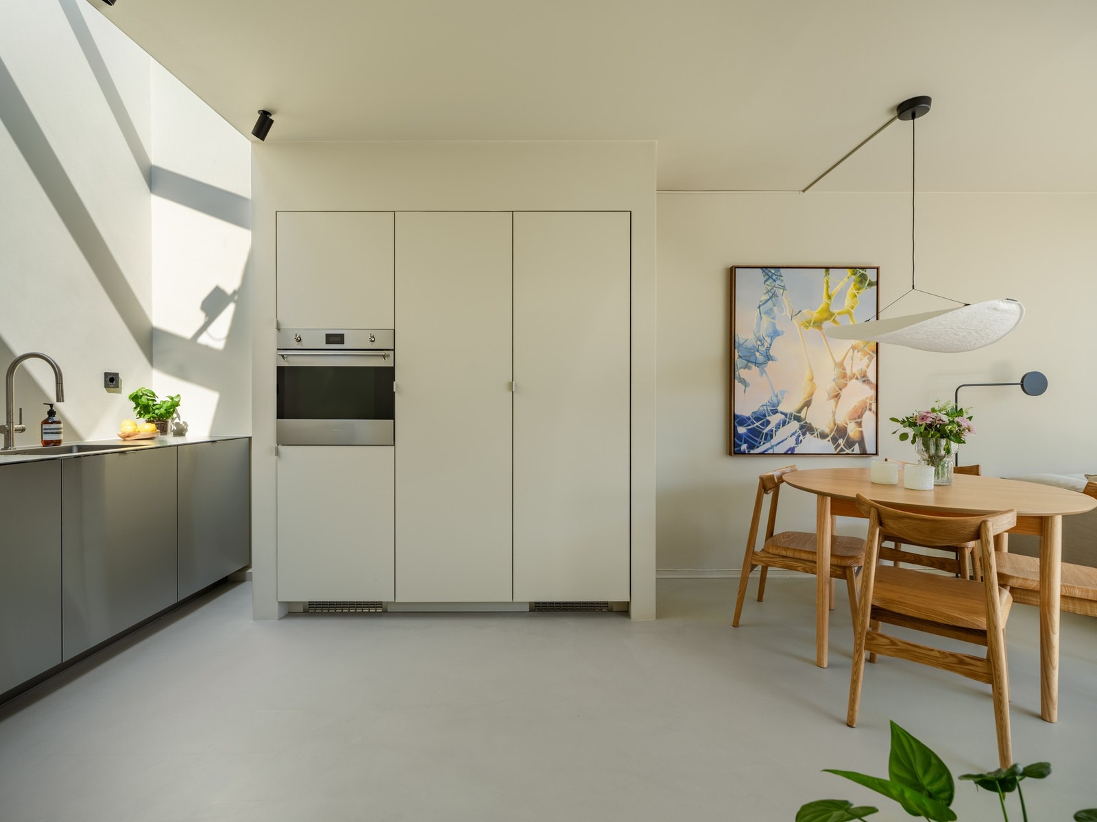 Kjøkkenet er både stilrent og unikt. Benkeplater og fronter er i rustfritt stål, og høyskap med hvitevarer er i samme farge som veggene. Galleribilde