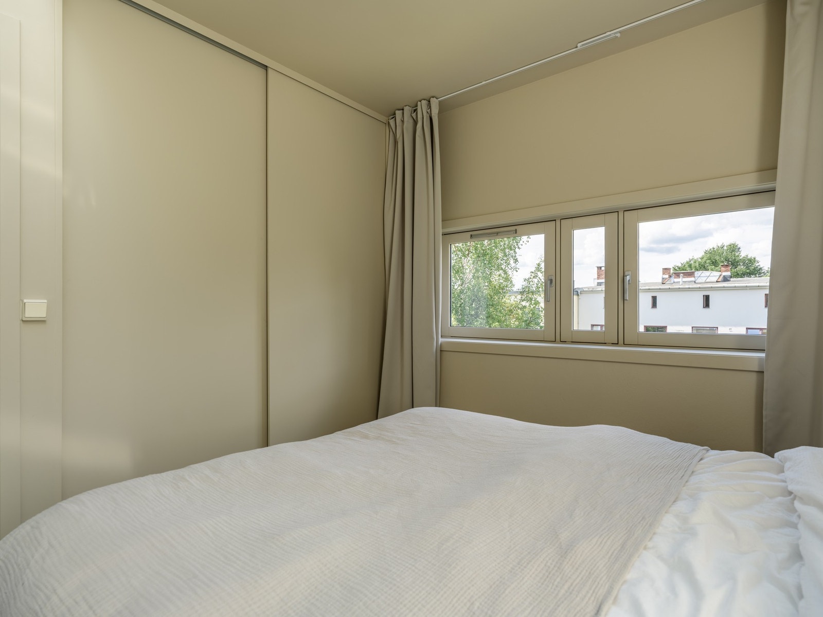 Det er også innebygget skyvedørsgarderobe til klærne dine. Galleribilde