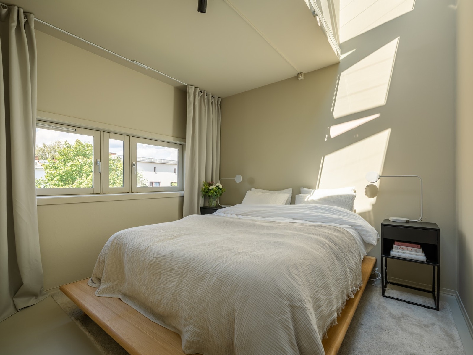 På hovedsoverommet er det rikelig med plass til stor dobbeltseng med nattbord. Galleribilde