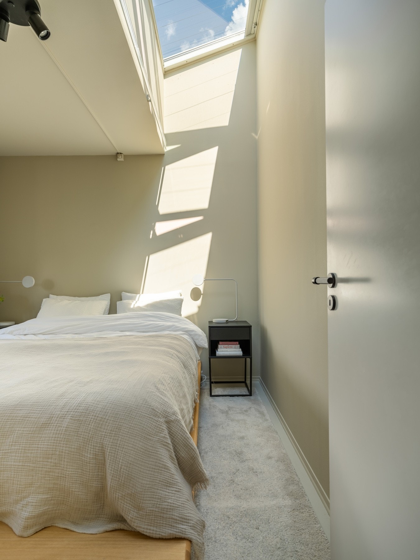 På motsatt side av leiligheten finner vi soverommene, og vi starter med det største. Galleribilde