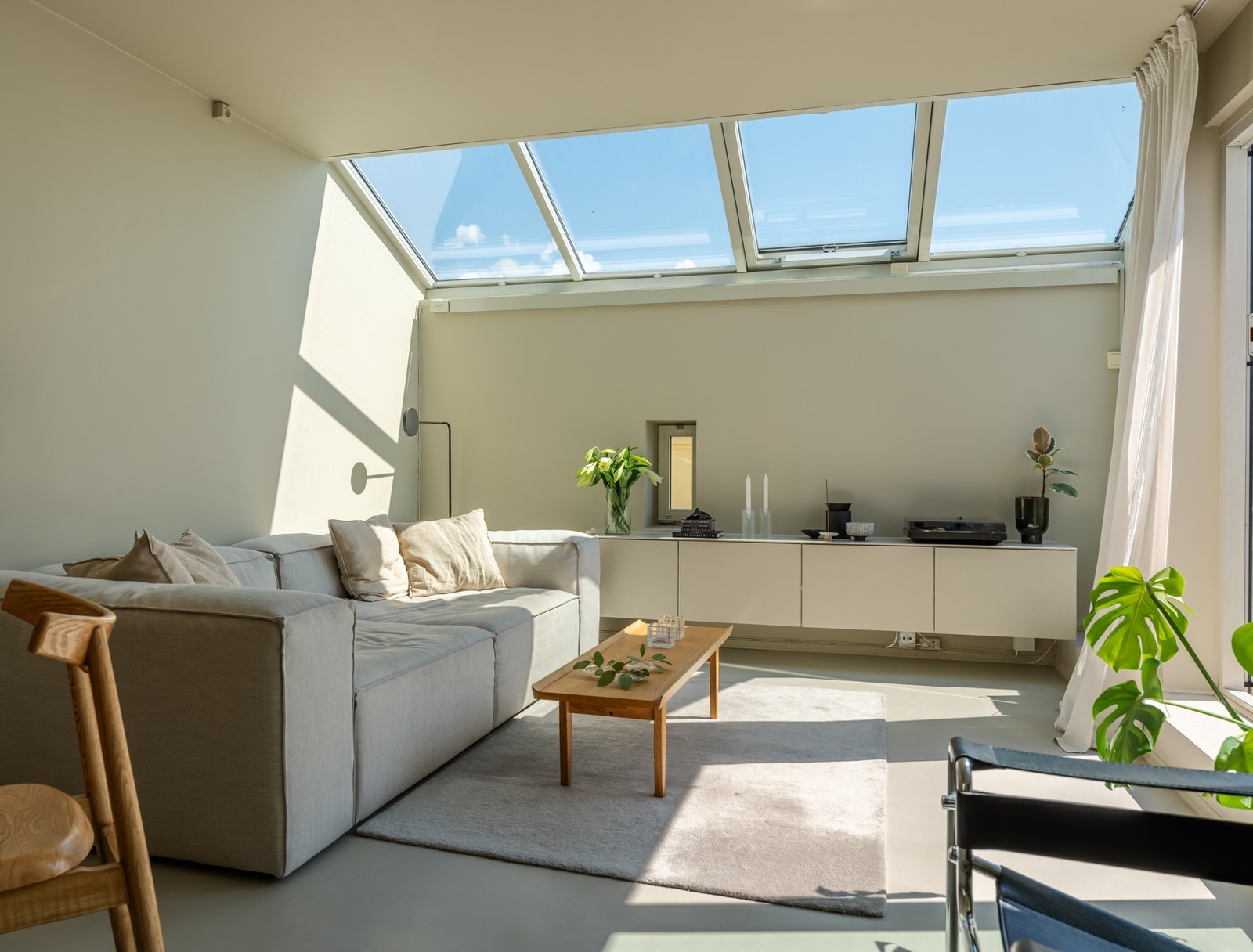 Rommet er praktisk innredet, med plass til både større sofagruppe og spiseplass. Galleribilde