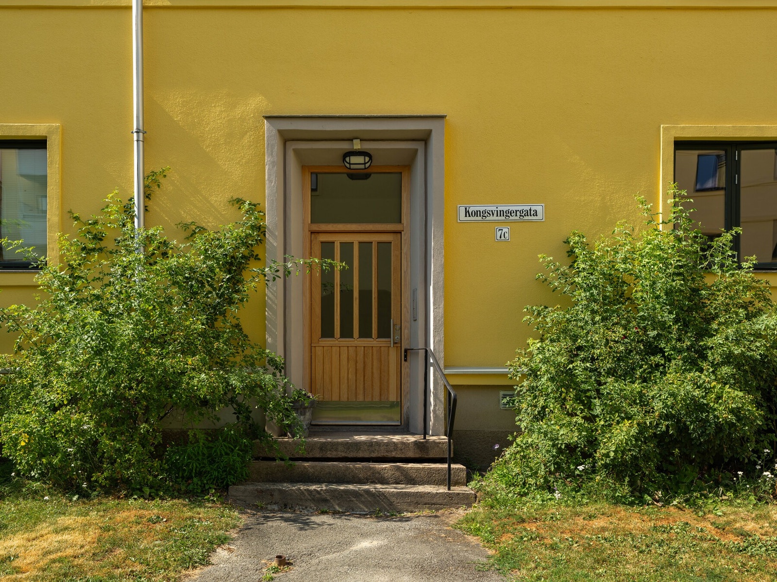 Borettslagets fasader har nylig blitt pusset opp. Se så fint det er rett utenfor! Galleribilde