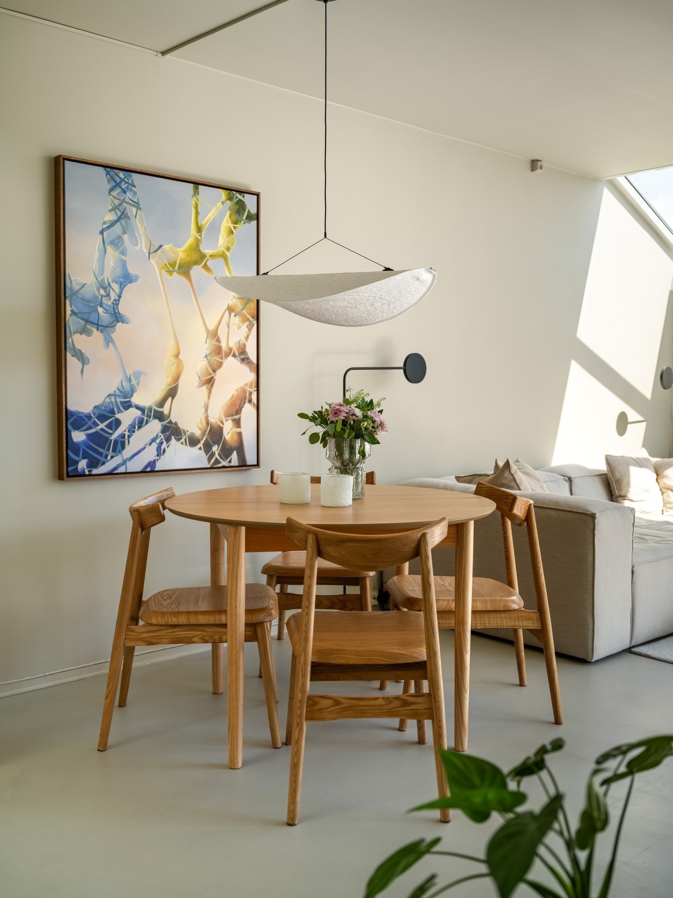 Mellom kjøkkenet og stuesonen finner spisebordet sin naturlige plass. Galleribilde