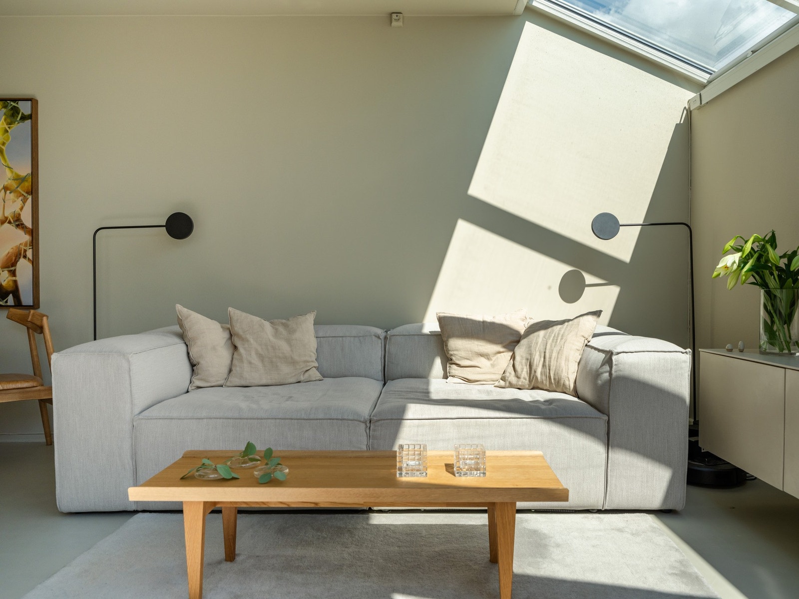 Deilig dagslys strømmer inn gjennom de store takvinduene og gjennom terrassedøren. Galleribilde