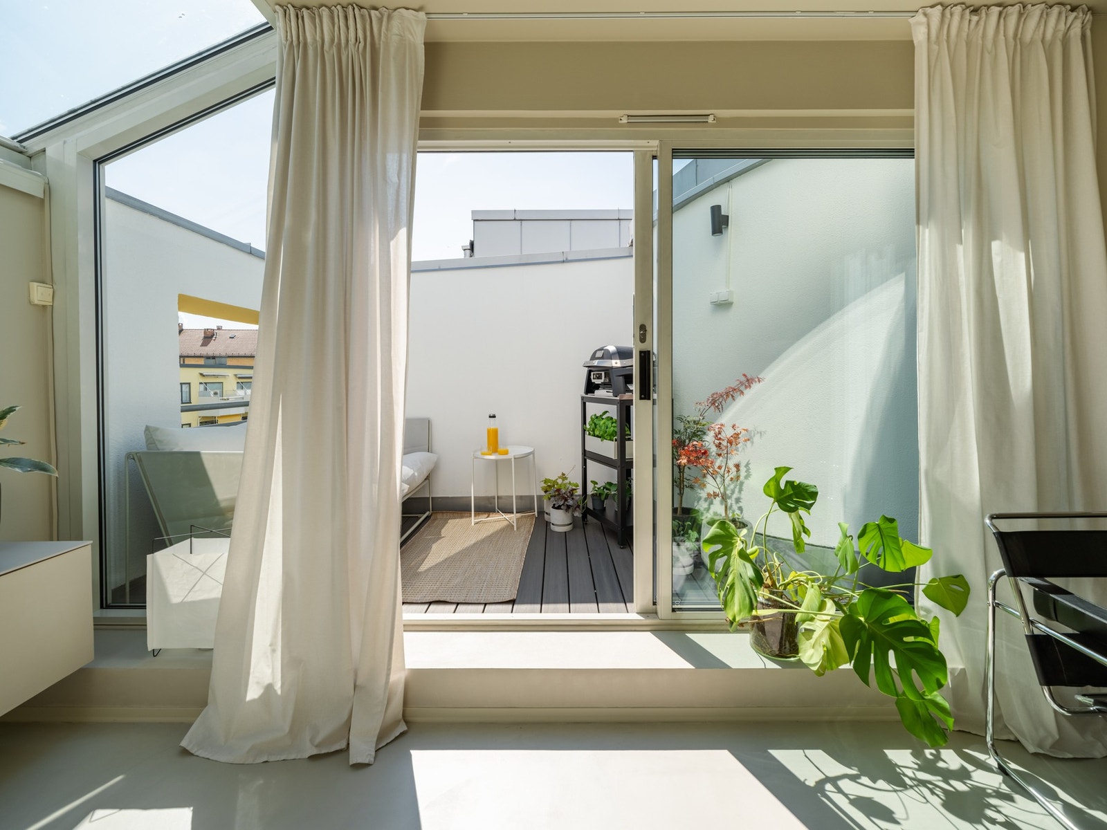 Nå skal vi inn igjen. All tilstøtende veggflate mot terrassen består av glass. Galleribilde