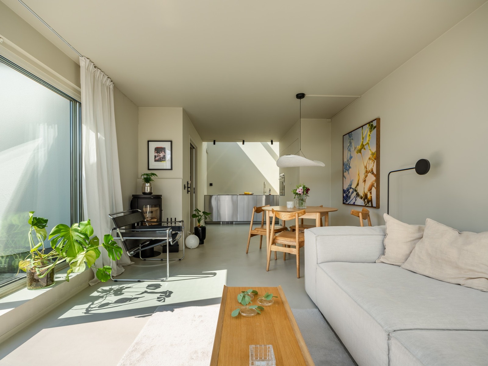 Leiligheten har gått gjennom en vesentlig oppussing de to siste årene. Gulvene er belagt med mikrosement og vegger og tak er malt i en tidløs fargetone. Galleribilde