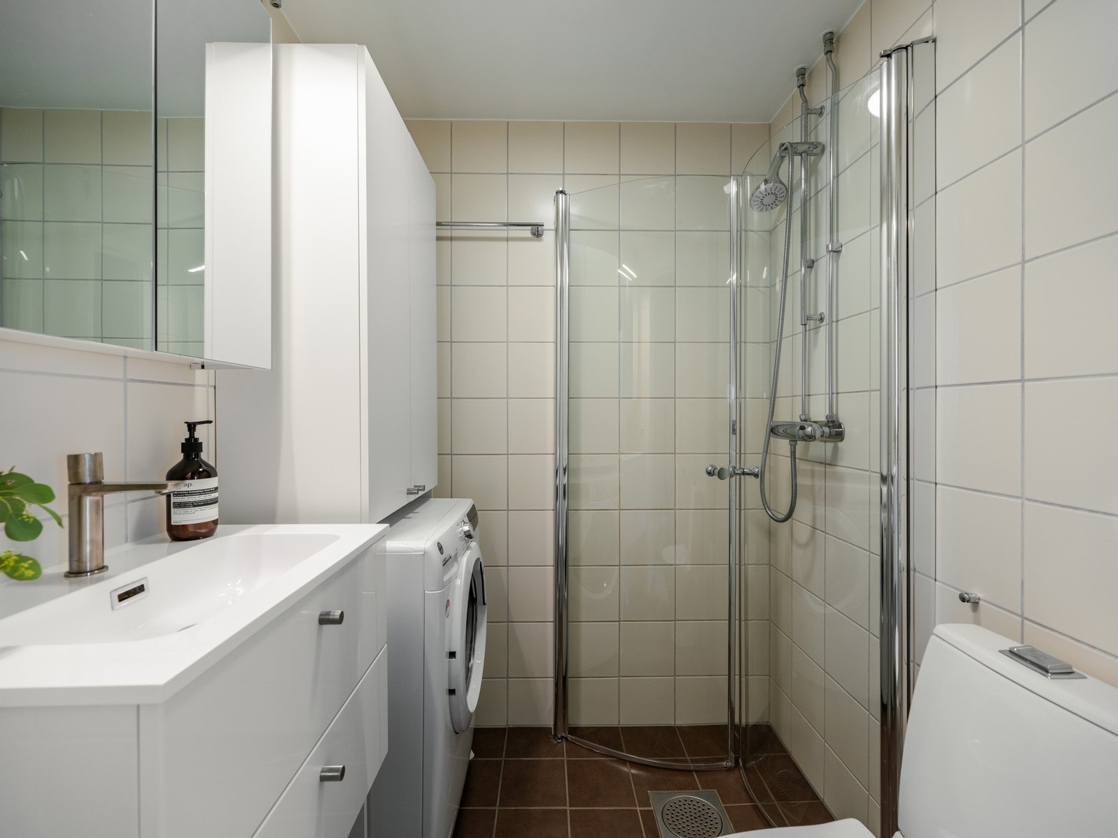 Det består av dusjhjørne, helt ny servant fra 2025, speilskap og høyskap. Det er varme i gulvet og både plass og opplegg til vaskemaskin. Galleribilde