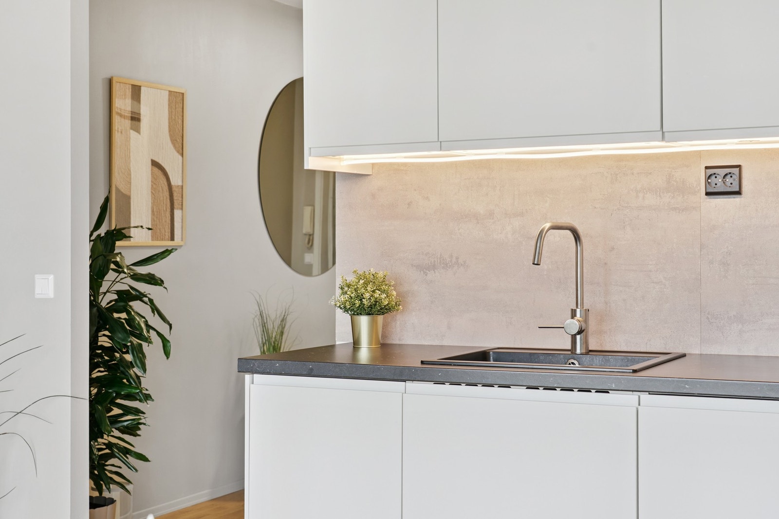 Kjøkken med lyse og moderne kjøkkenfronter. Galleribilde