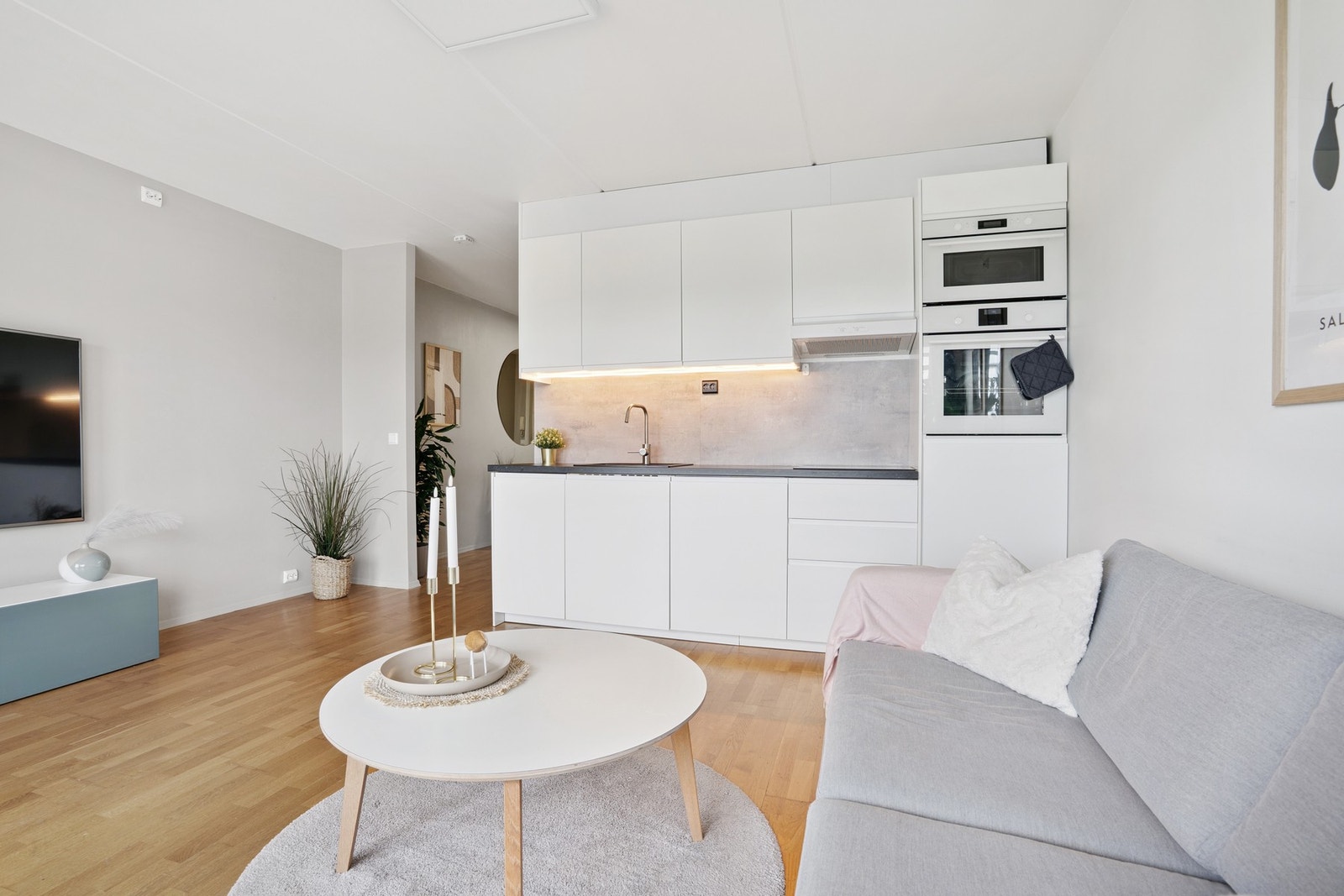 Kjøkken har smarte løsninger. Innredning med mekanisk avtrekksvifte over stekesonen. Det er integrert kjøleskap, stekovn, mikroovn, oppvaskmaskin og platetopp. Galleribilde