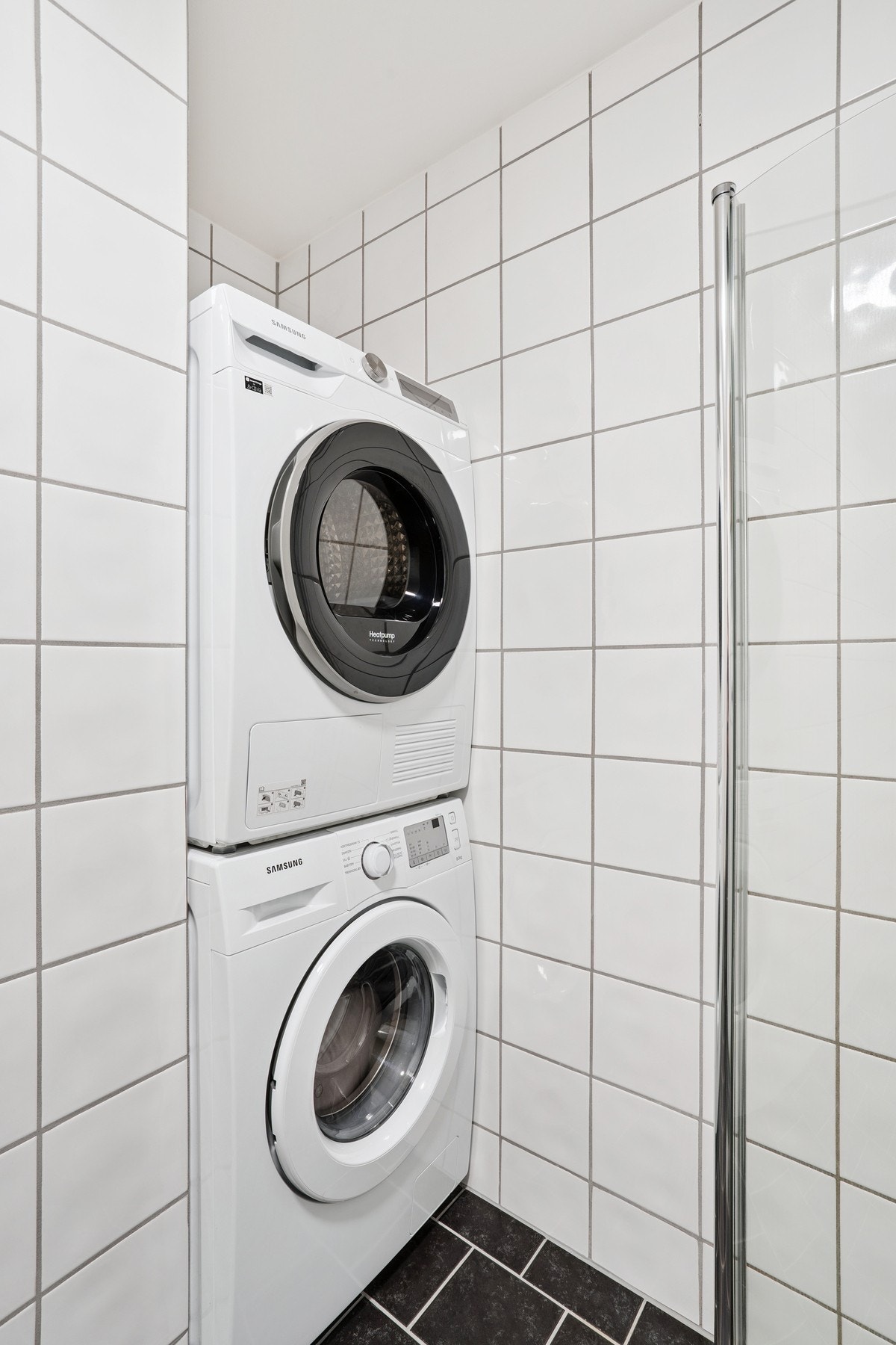 Badet er utstyrt med innfellbare dusjdører, mekanisk avtrekk, opplegg for vaskemaskin, servant, servantskap og wc. Gulvvarme. Galleribilde