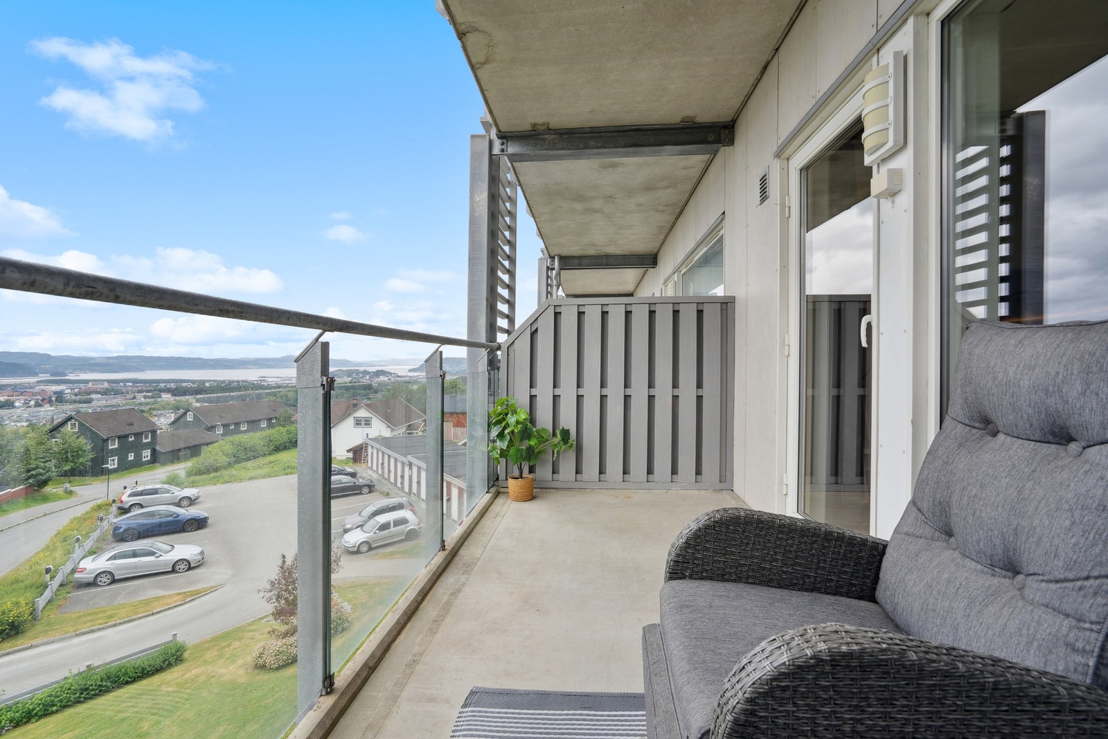 Terrasse gir gode utsiktsforhold utover Stjørdal omegn. Galleribilde