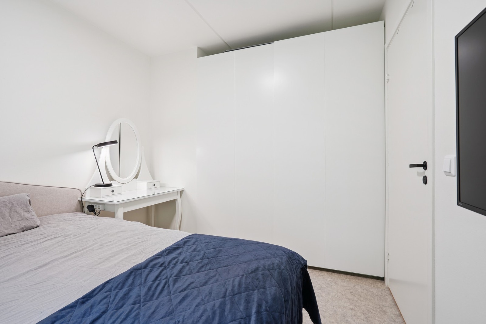 Soverom har integrert skyvedørs garderobe for oppbevaring. Galleribilde