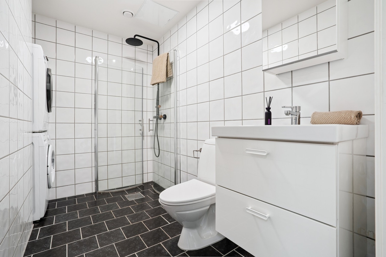 Lyst og helfliset bad på 4,5 kvm. Galleribilde