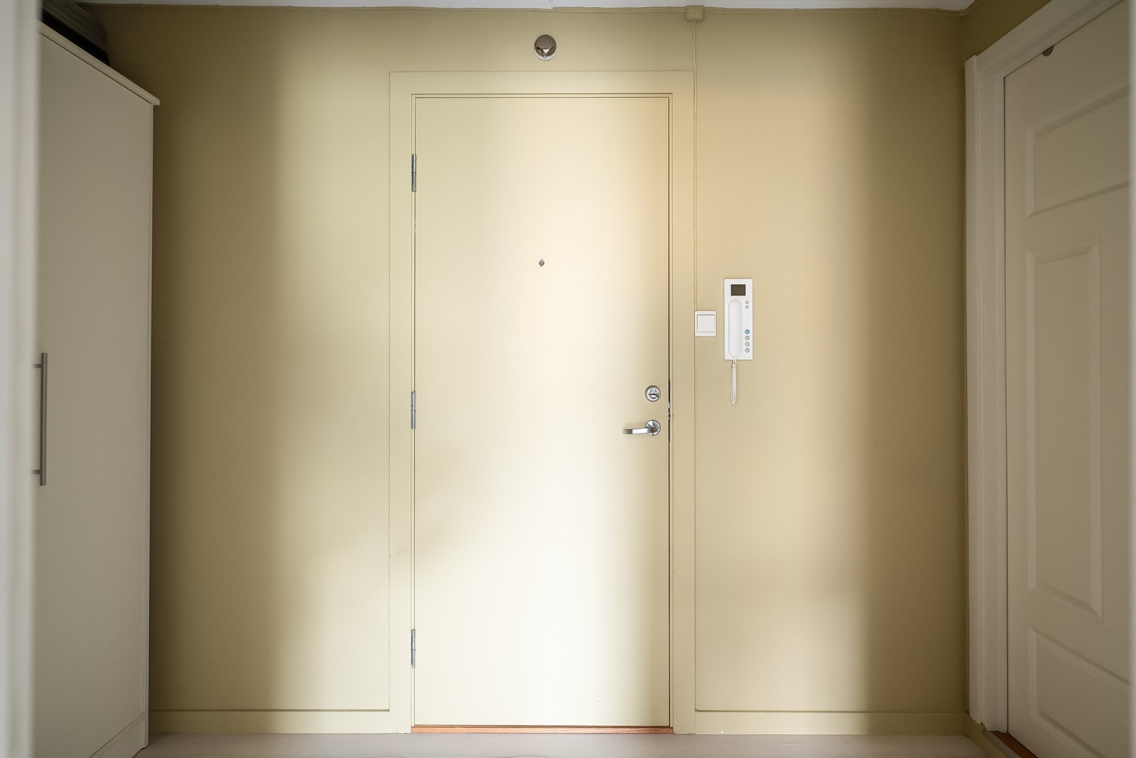 Det er callingsystem ved inngangsdøren Galleribilde