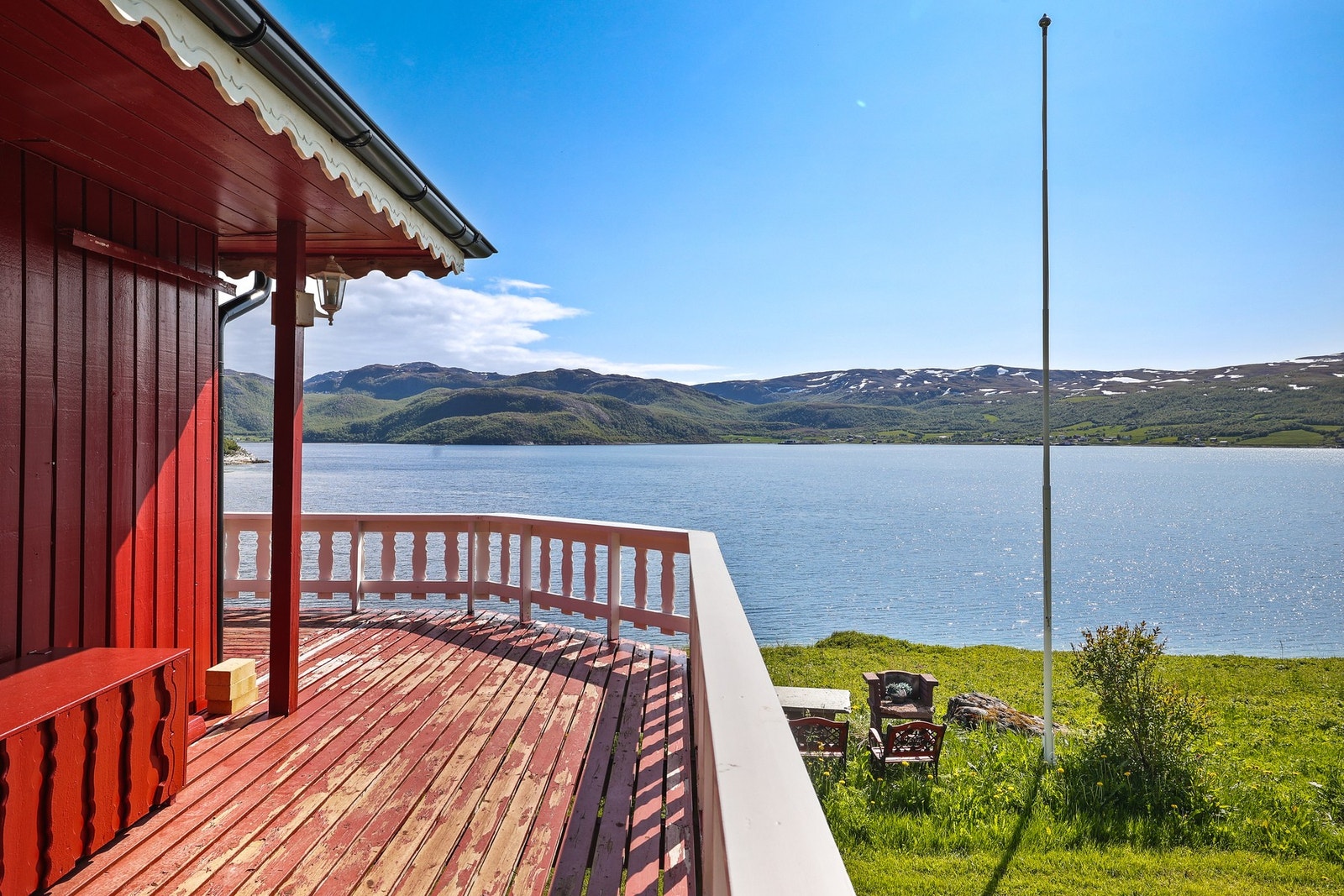 Balkongen ligger fint til med flott utsikt over vann og landskap. Galleribilde