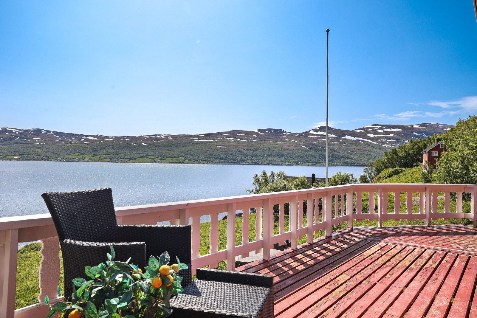 Her er det fint plass til diverse utemøblement. Galleribilde